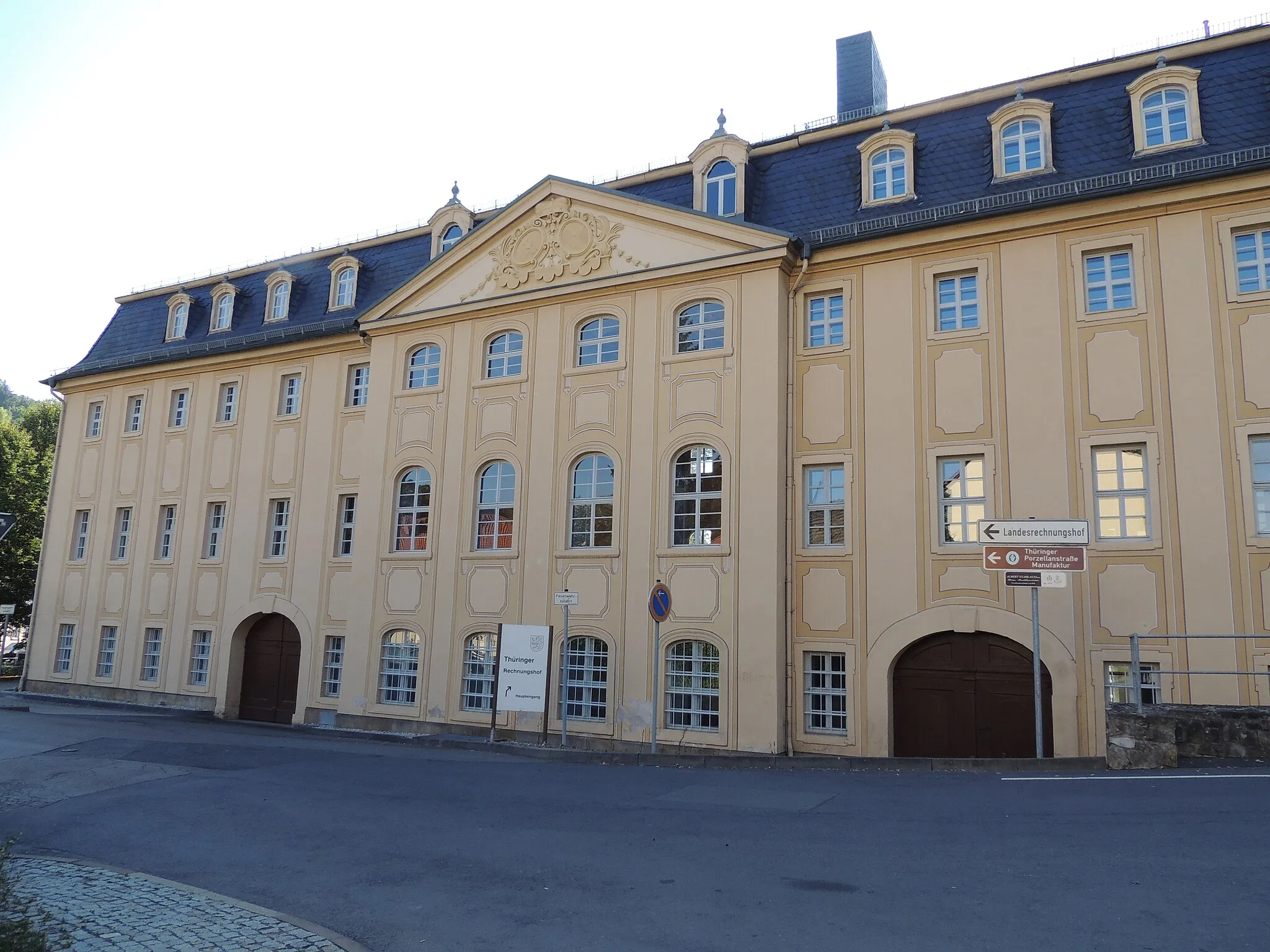 Photo showing: Schloss Ludwigsburg in Rudolstadt; Sitz des Landesrechnungshofes; Ansicht zur Debrastraße