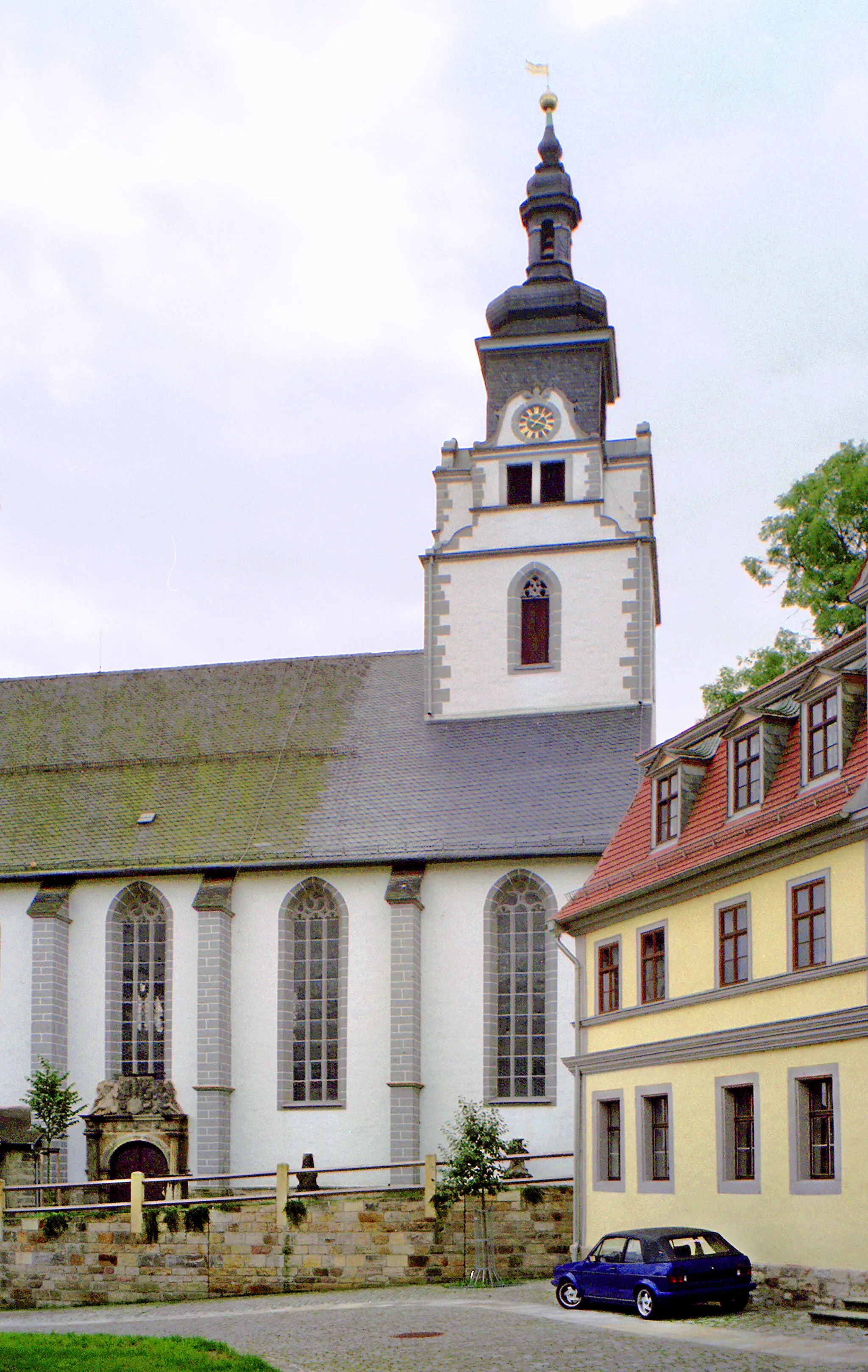 Photo showing: 21.09.2002  07407 Rudolstadt, Kirchhof 1: Evangelische Stadtkirche St. Andreas (GMP: 50.722066,11.342898). Dreischiffige spätgotische Hallenkirche. Sie wurde in den Jahren 1463 bis 1475 durch Umbau eines bereits aus dem 12. Jahrhundert stammenden Gotteshauses erbaut. In den Jahren 1634 bis 1636 wurde die Kirche erneut umgebaut. Dabei erhielt sie eine frühbarocke Innenausstattung, die das heute noch bestehende Bild der Kirche prägt. Sicht von Norden.                                                 [F20020915A30A.JPG]20020921200NR.JPG(c)Blobelt