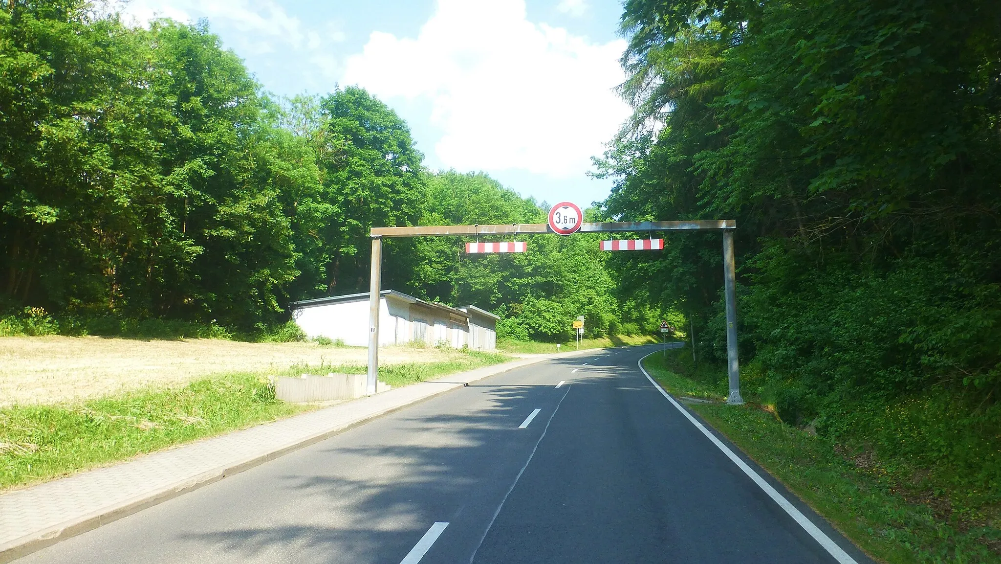 Photo showing: Heyerode 2023 Höhenbegrenzung vor dem Grenzhaus