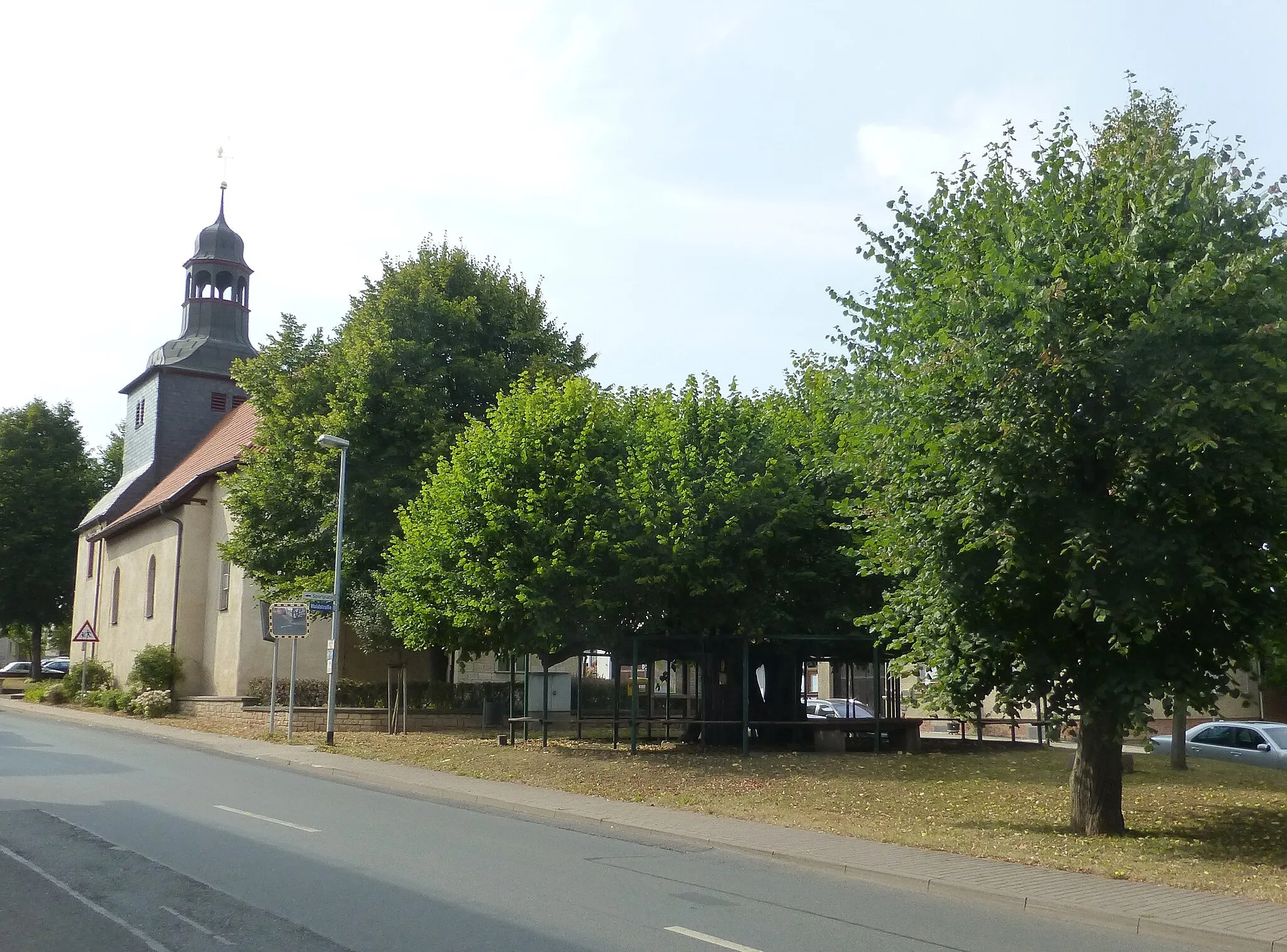 Photo showing: Angerlinde in Breitenholz und Kirche Mariä Heimsuchung