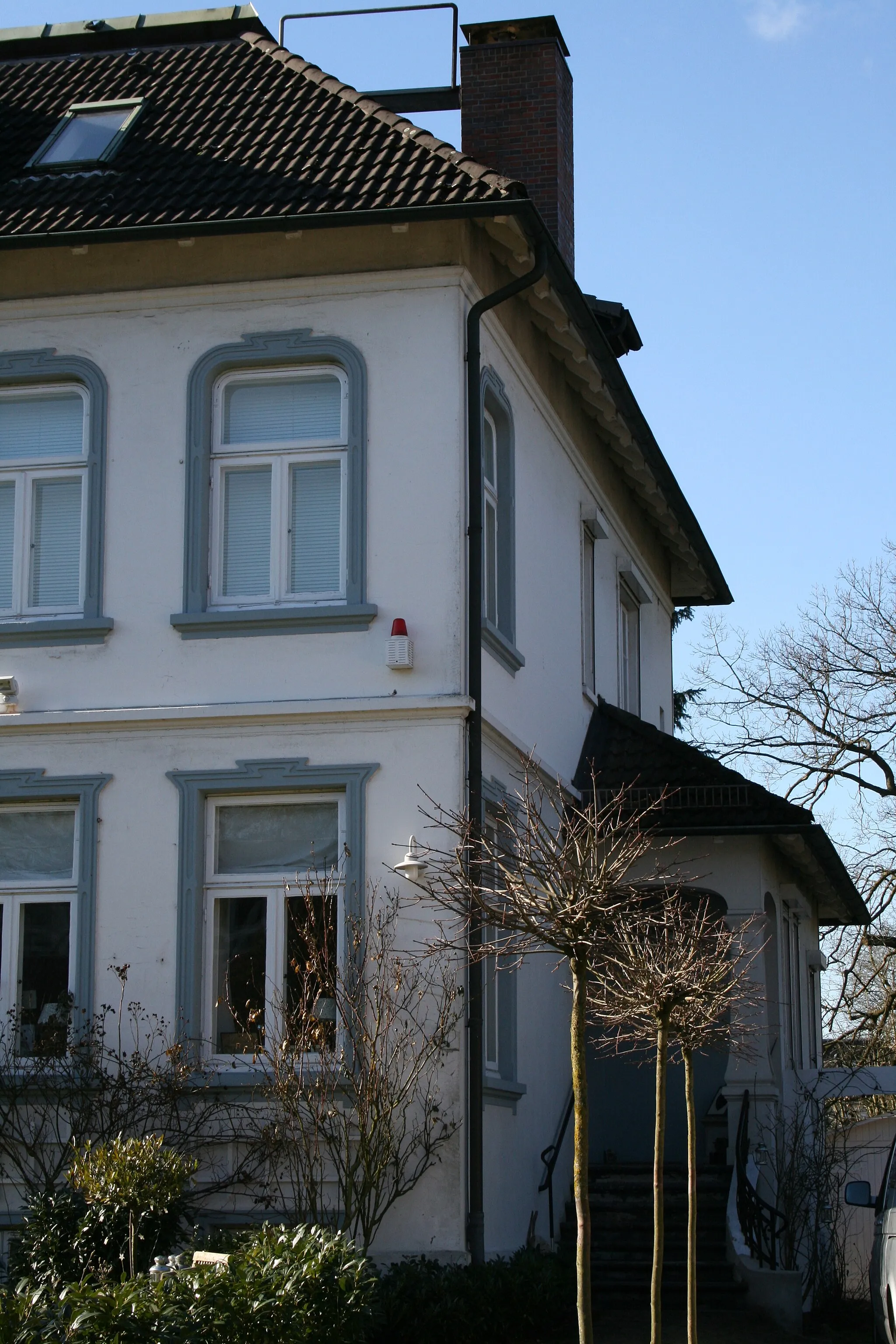Photo showing: House Pfingstberg 6 in Hamburg-Bergedorf, here lived Dr. Walter Rudolphi, a victim of Nazism. In front of the house there is a Stolperstein for W. Rudolphi.