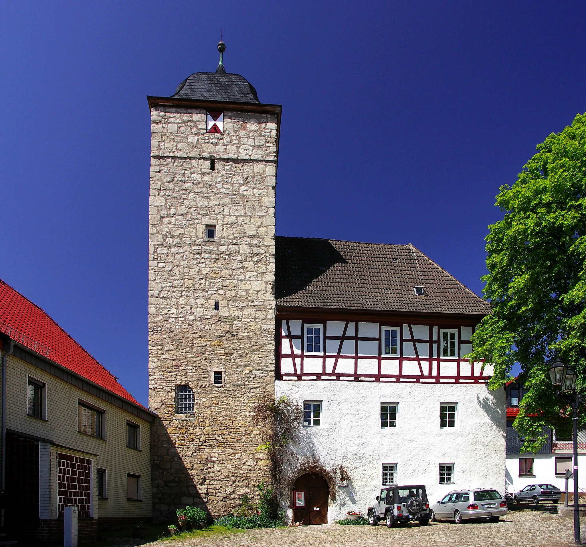 Photo showing: Burg (Schloss) Grossbodungen, Wartturm und Kemenate vom Schlossplatz aus gesehen.