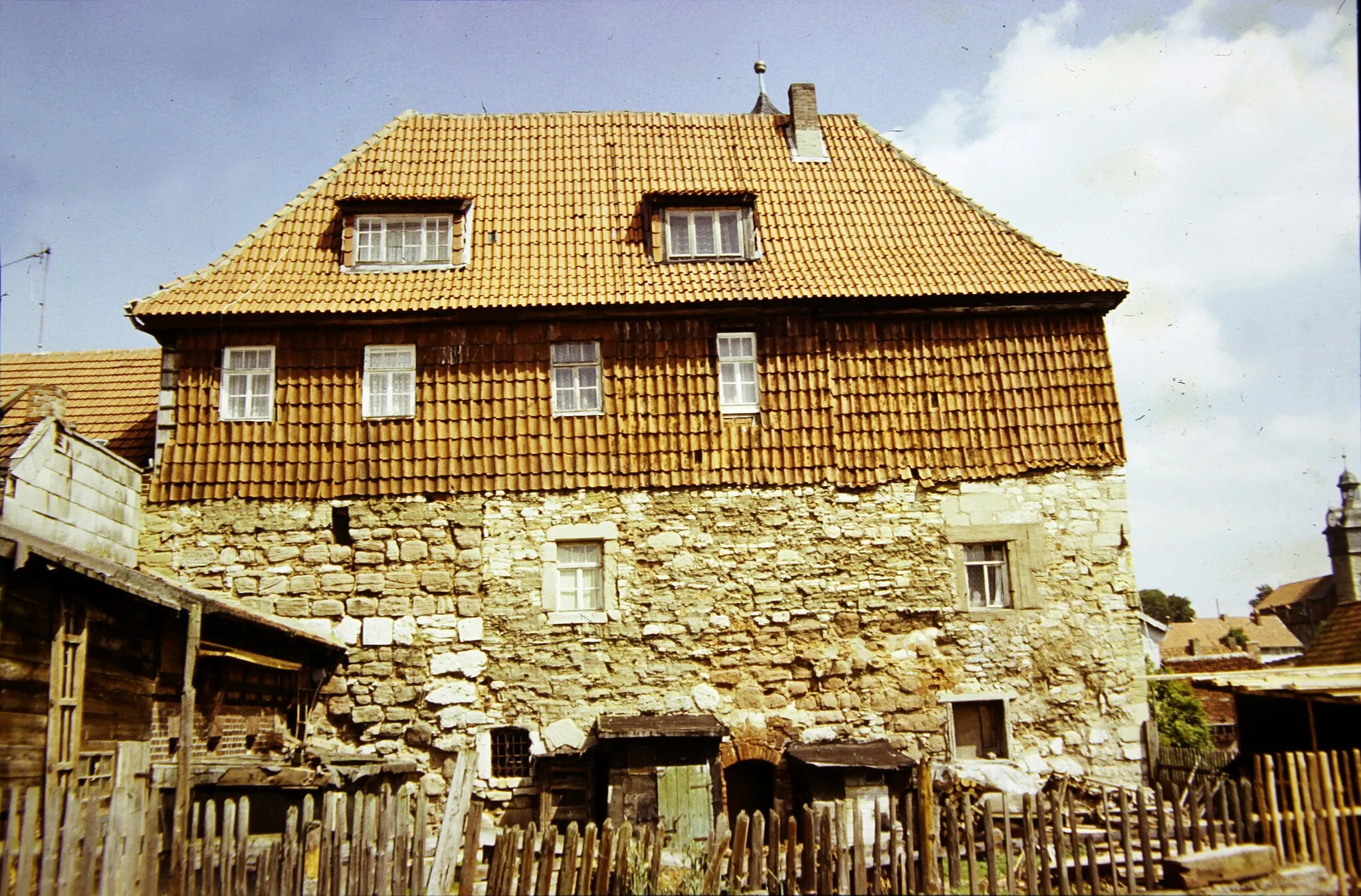 Photo showing: Großbodungen, um 1982 (links unten vermutlich der hochmittelalterliche Turmstumpf an der Nordwestecke der Burg)