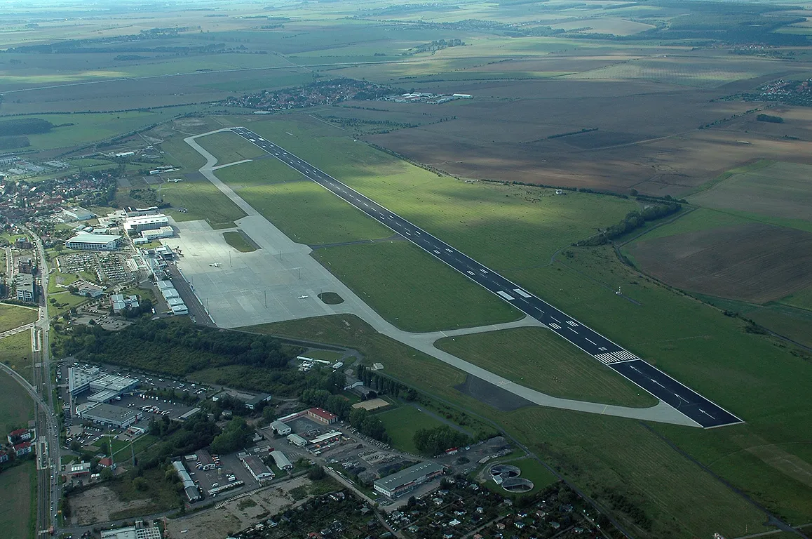 Photo showing: Luftbild vom Flughafen Erfurt aus Richtung Osten