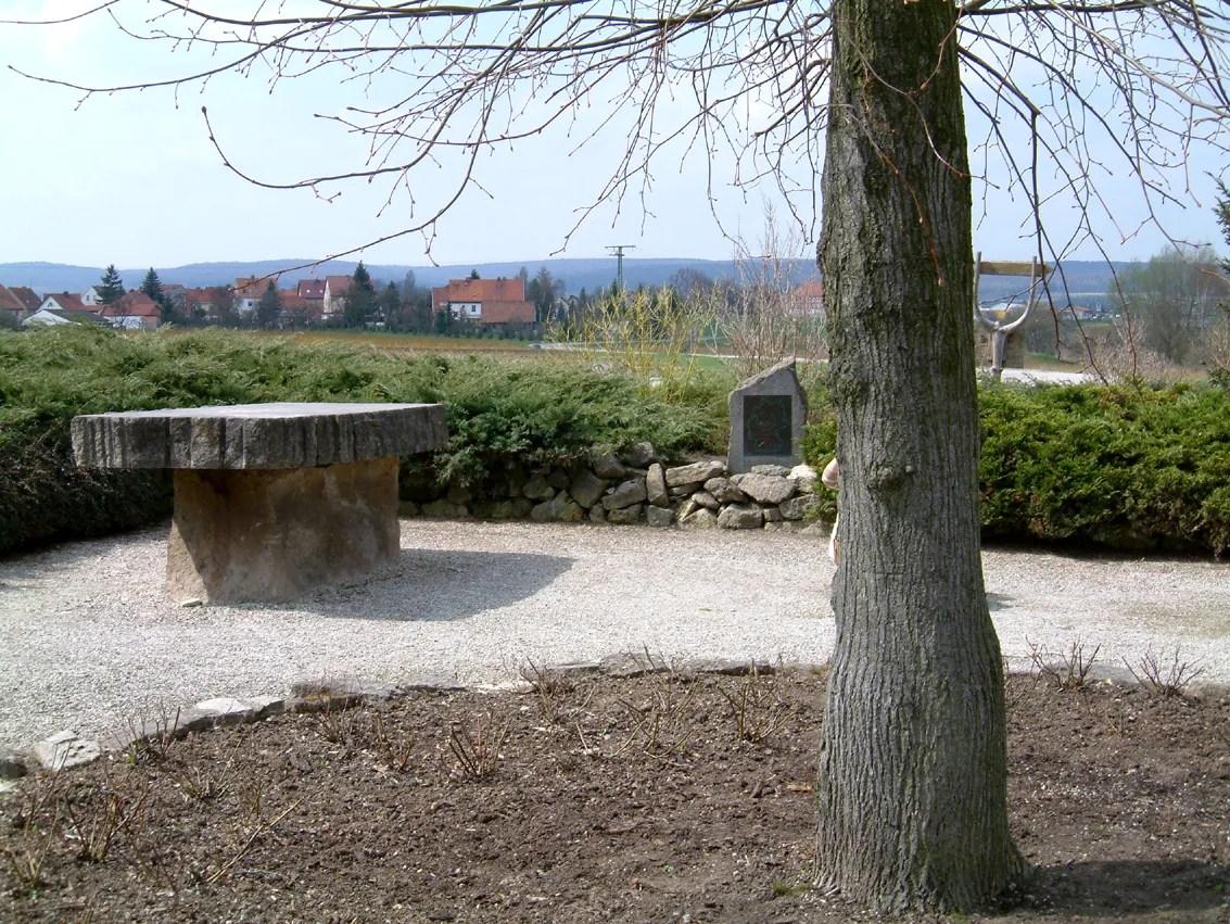 Photo showing: Kaiserlinde am geographischen Mittelpunkt Deutschlands in Niederdorla