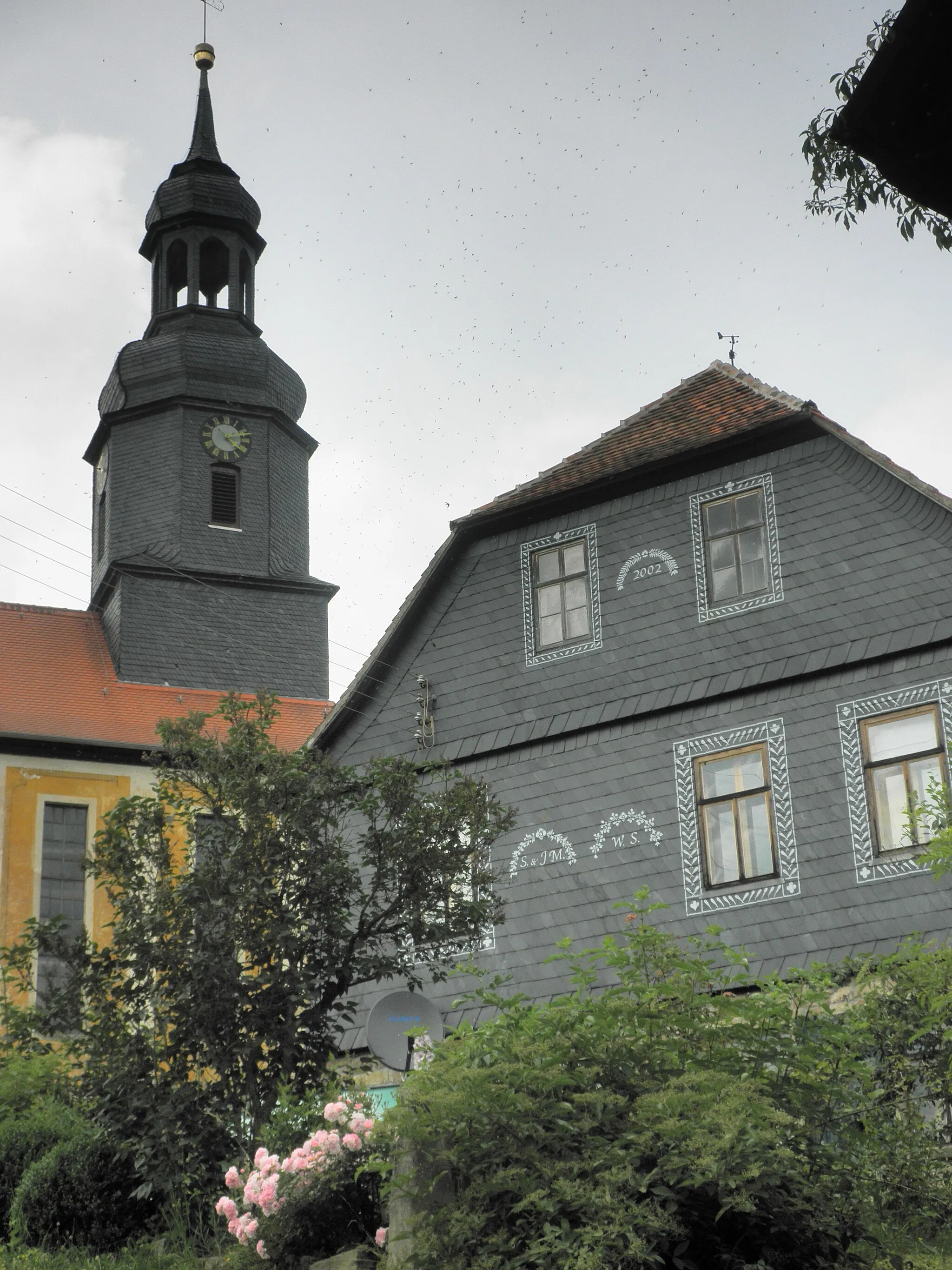 Photo showing: Church Tower and Parsonage in Bremsnitz in Thuringia
