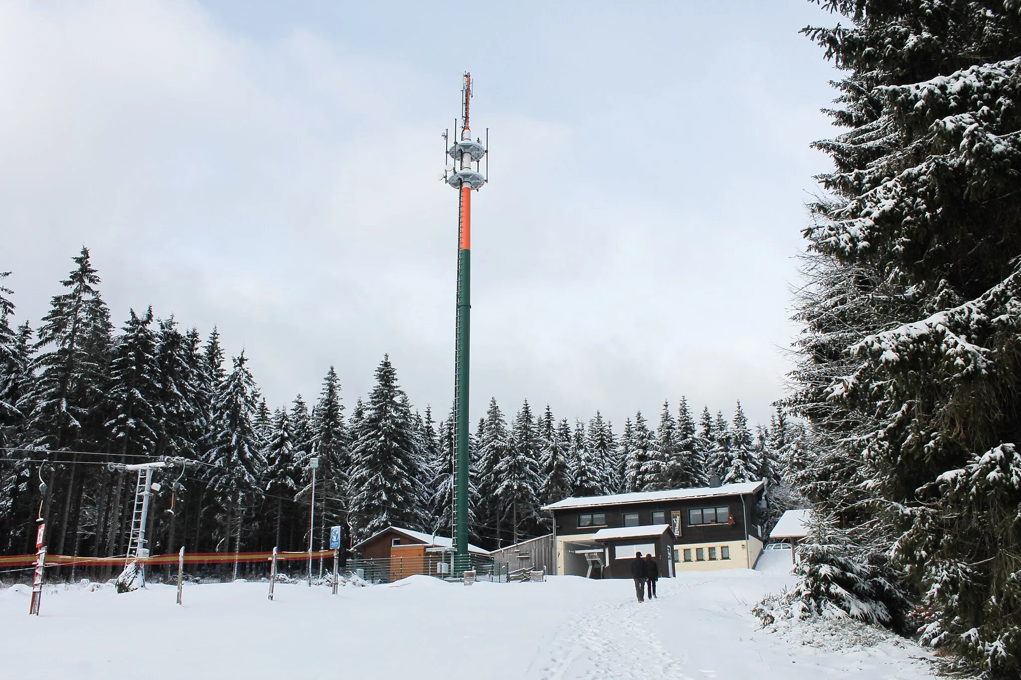 Photo showing: Die Liftbaude des Skilifts am Eisenberg in Schmiedefeld am Rennsteig. Die Bergstation des längsten Schlepplifts in Thüringen liegt auf 863 m ü. NN.