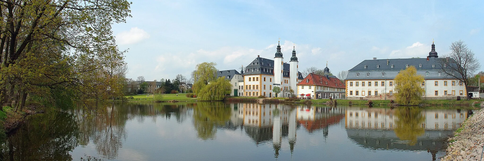 Photo showing: This image shows a panorama photo of the castle Blankenhain and its pond (near Crimmitschau, Germany). It has been stitched together using two single images.