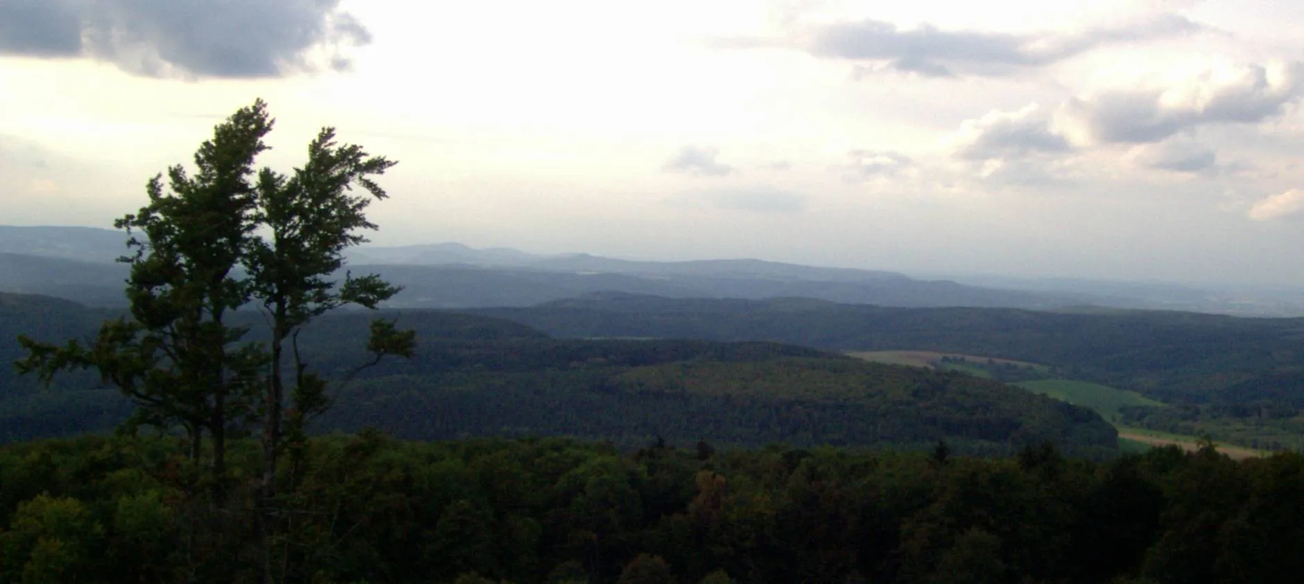 Photo showing: Der Pleß (645 m) im Nordosten der Rhön vom Dolmar (739 m) aus gesehen.