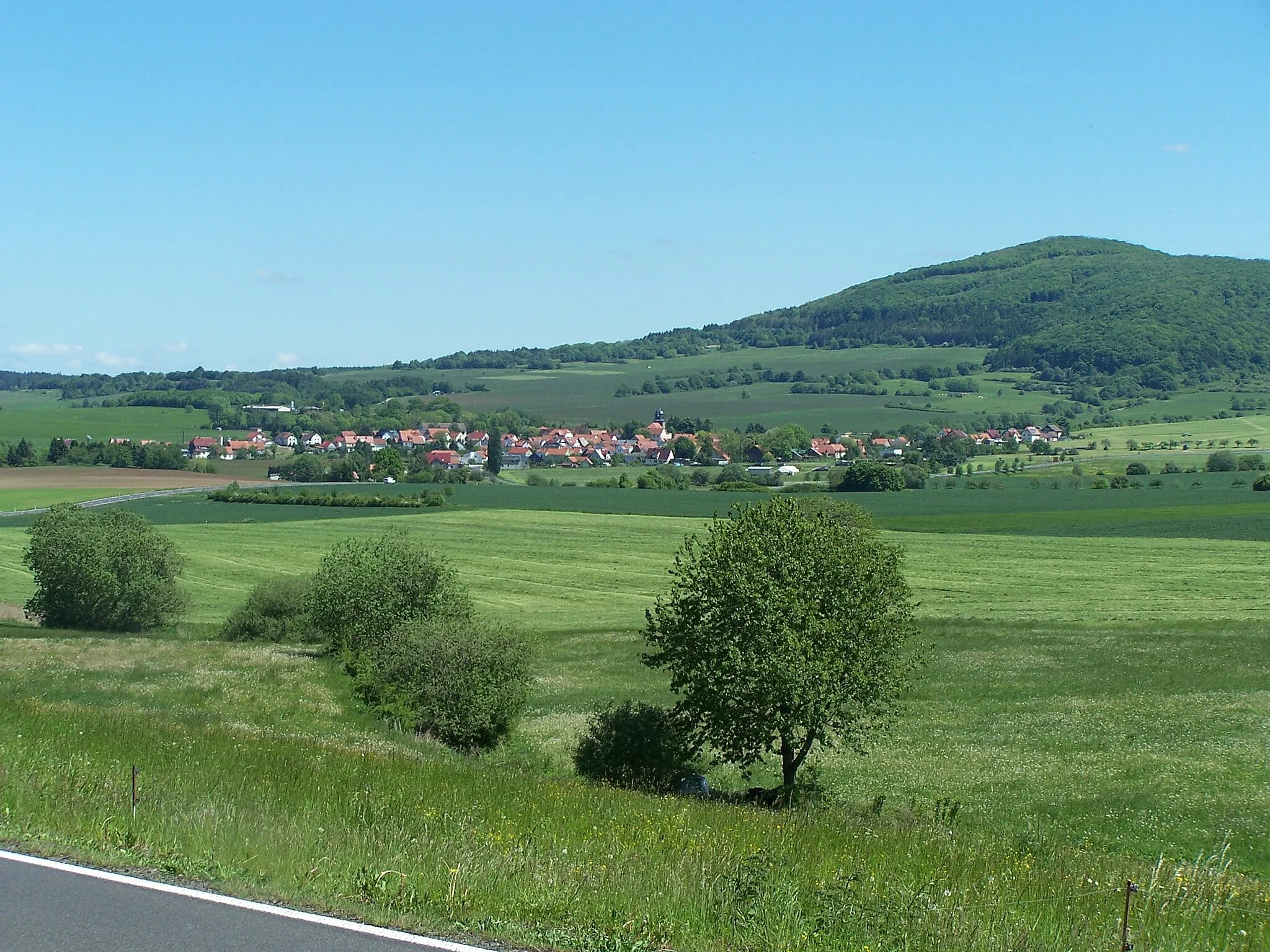 Photo showing: Ortsansicht von Westen, dahinter der Berg Schorn.