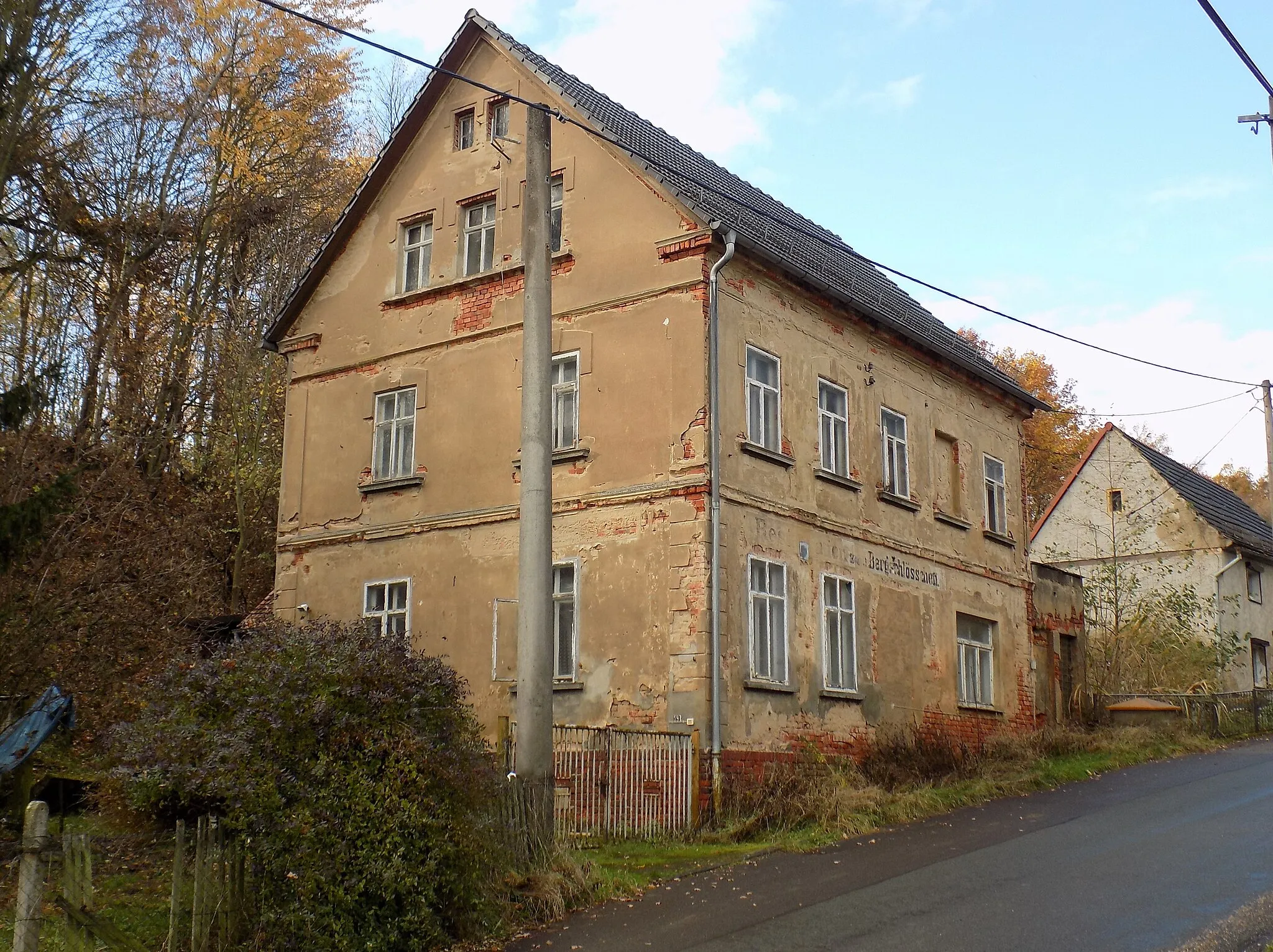 Photo showing: Former restaurant "Zum Bergschlösschen" in Zschöpel (Ponitz, Altenburger Land district, Thuringia)