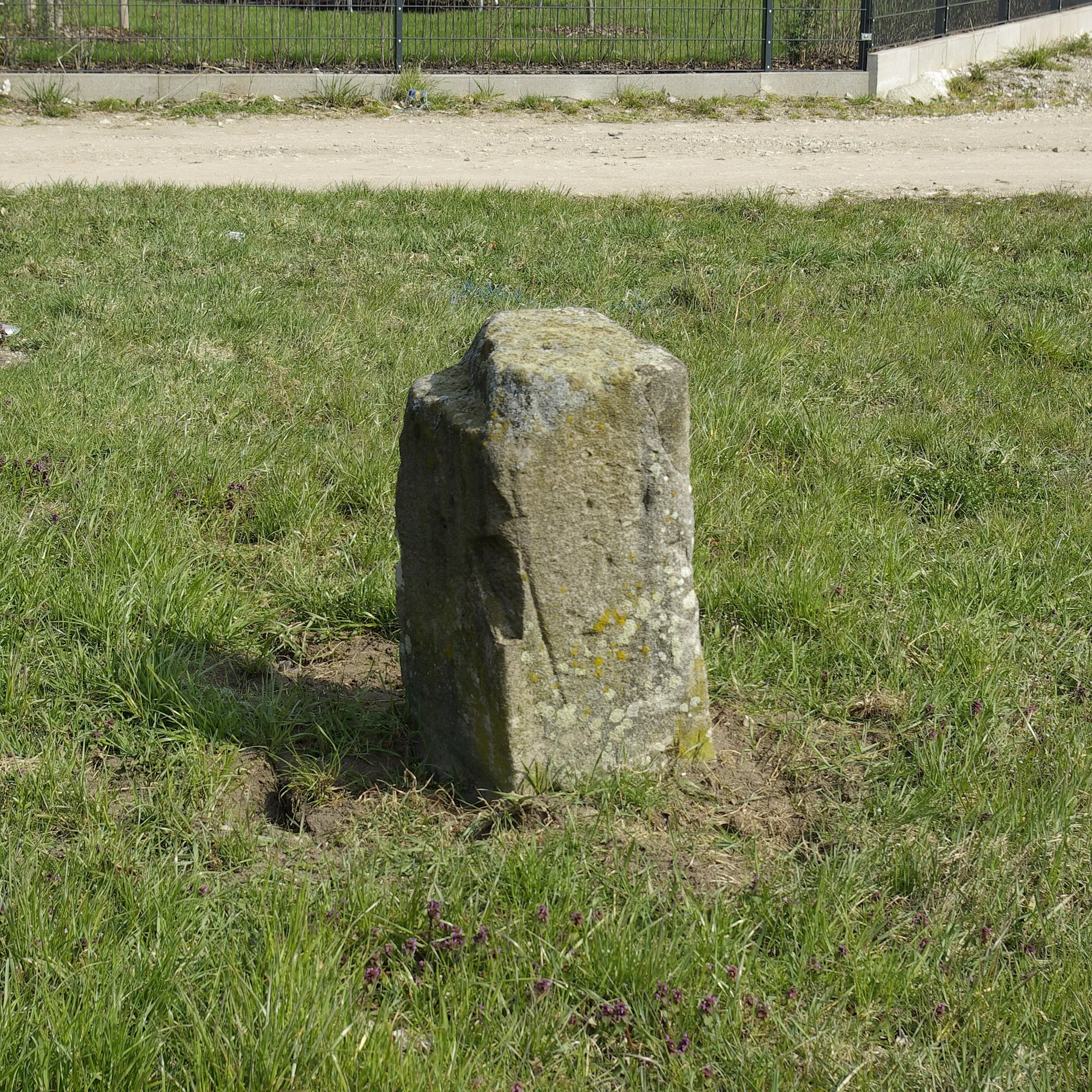 Photo showing: Der sogenannte Blaue Stein, ein mittelalterlicher Ruhstein, am Georg-Höfler-Weg im Nürnberger Stadtteil Schnepfenreuth. Bereits 1467 wurde er schriftlich genannt. Ursprünglich stand der Stein mitten im Acker, rund zwölf Meter nördlich der Bamberger Straße, etwa 80 Meter westlich der Abzweigung Frauntaler Weg. Seit 1994 befindet er sich am heutigen Standort.