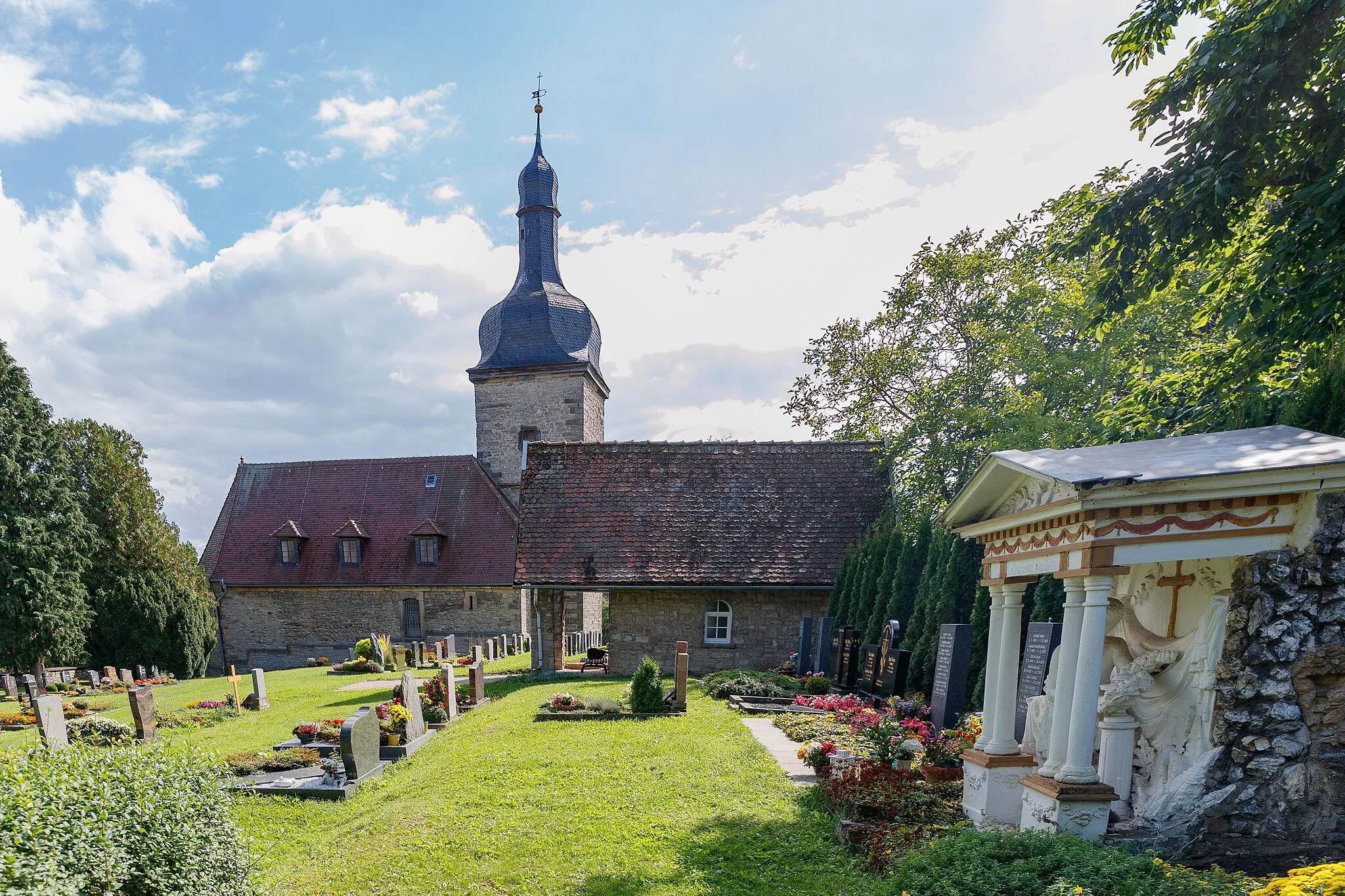 Photo showing: Friedhof Tiefthal mit Blick zur Kirche St. Peter und Paul