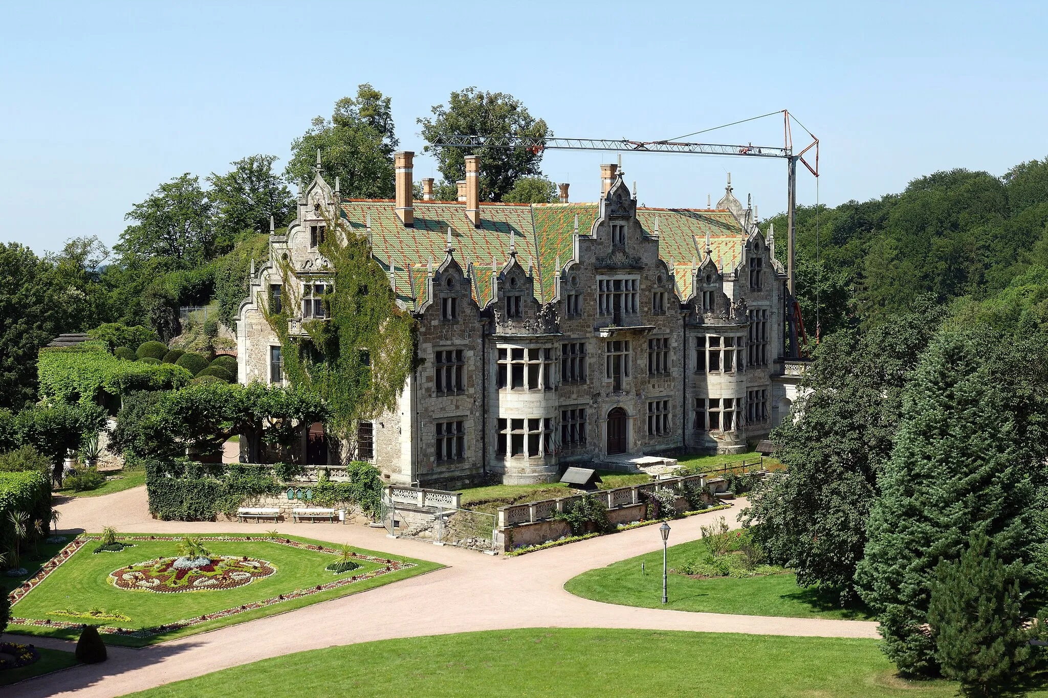 Photo showing: Das Schloss Altenstein befindet sich in einem weitläufigen Parkgelände, dem Altensteiner Park, und wurde 1736 als Wohnschloss (Landhaus) der Meininger Herzöge erbaut und nach 1800 als Sommerresidenz erweitert. Im Februar 1982 brannte das Schloss  durch einen technischen Defekt bis auf die Außenmauern ab. Ab 1984 begannen erste Sicherungs- und Instandsetzungsmaßnahmen, die mit Unterbrechungen noch anhalten. Seit dem 20. Juli 1995 gehört die Gesamtanlage der Stiftung Thüringer Schlösser und Gärten. Der Innenausbau soll 2015 abgeschlossen sein.