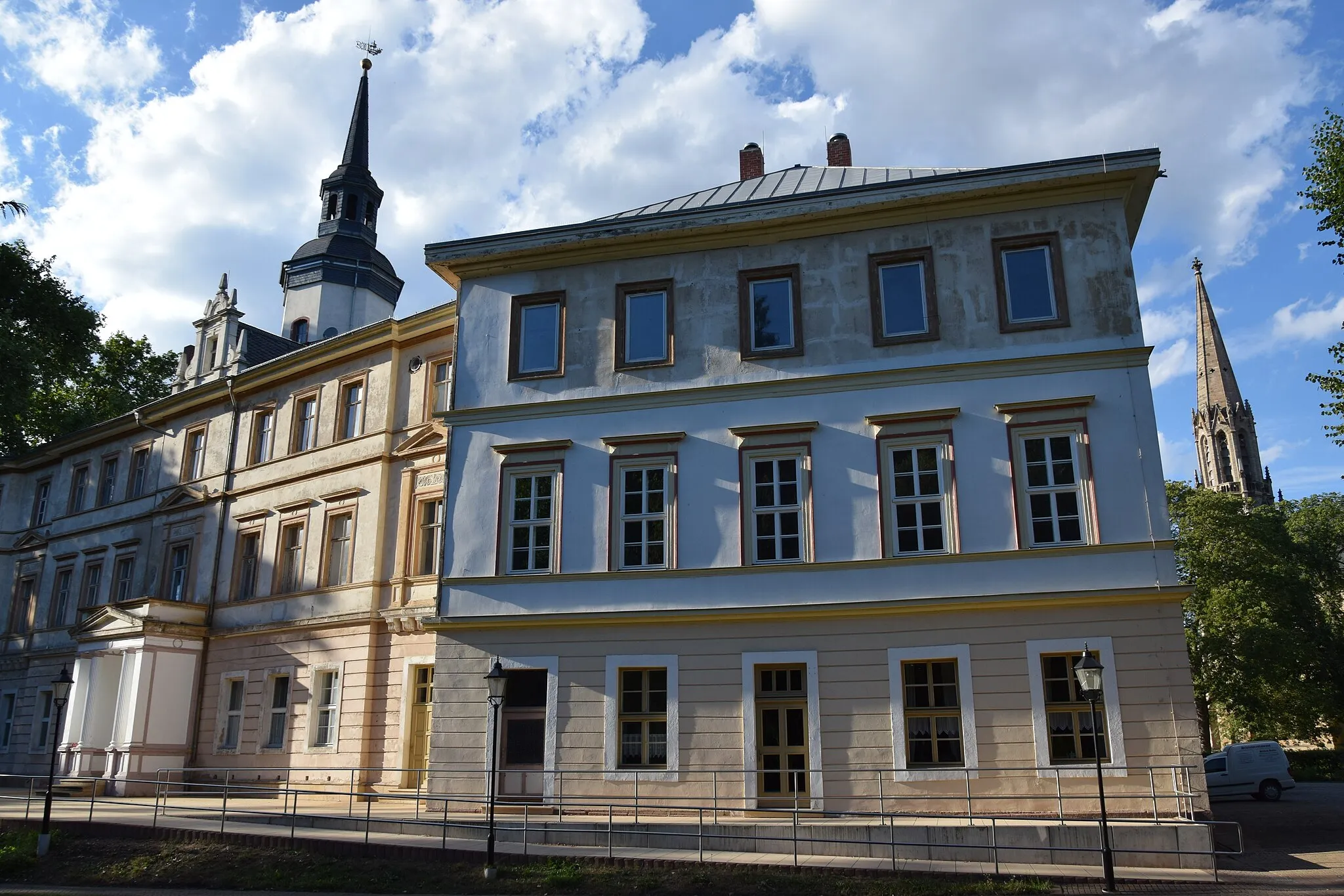 Photo showing: Roßla - Schloss, südliche Fassade, rechts sind der klassizistische Ostflügel sowie die Kirche St. Trinitatis zu sehen.