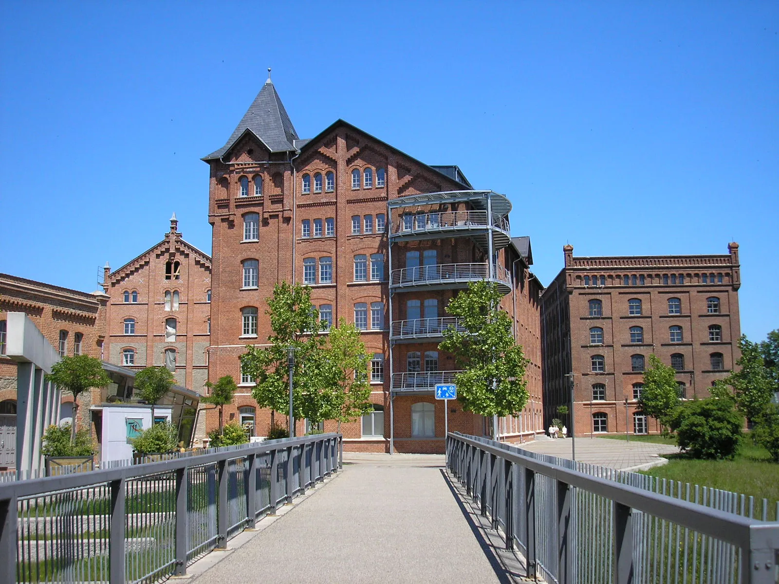 Photo showing: Fabriken auf dem Gelände der Landesgartenschau in Pößneck (Thüringen).