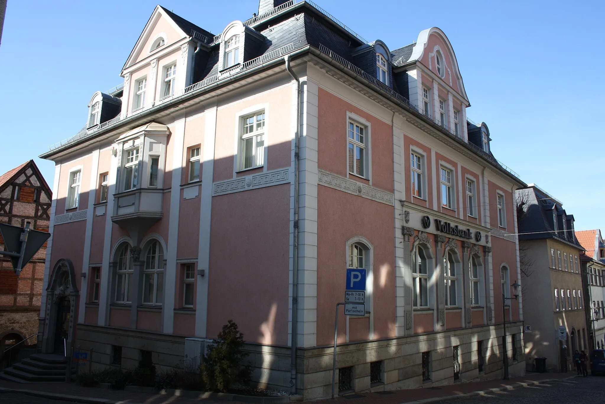 Photo showing: Hauptgebäude der Raiffeisen-Volksbank Saale-Orla eG in Pößneck, Straubelstraße 2