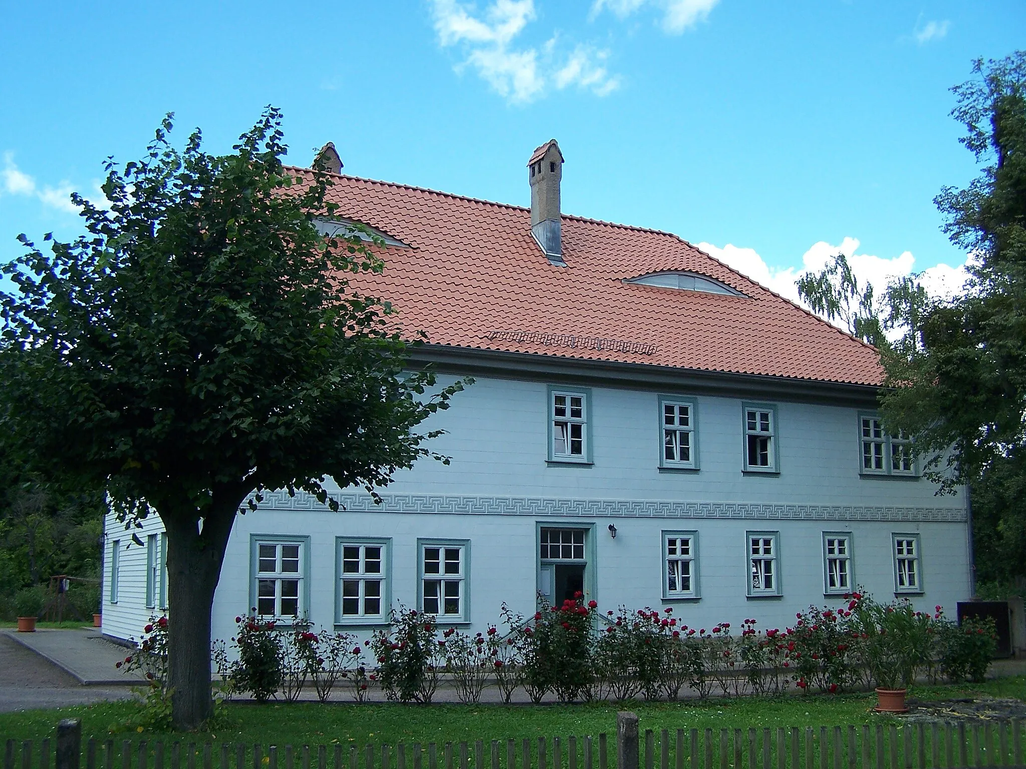 Photo showing: Teilansicht des Hauptgebäudes Gutshaus Schnepfenthal.