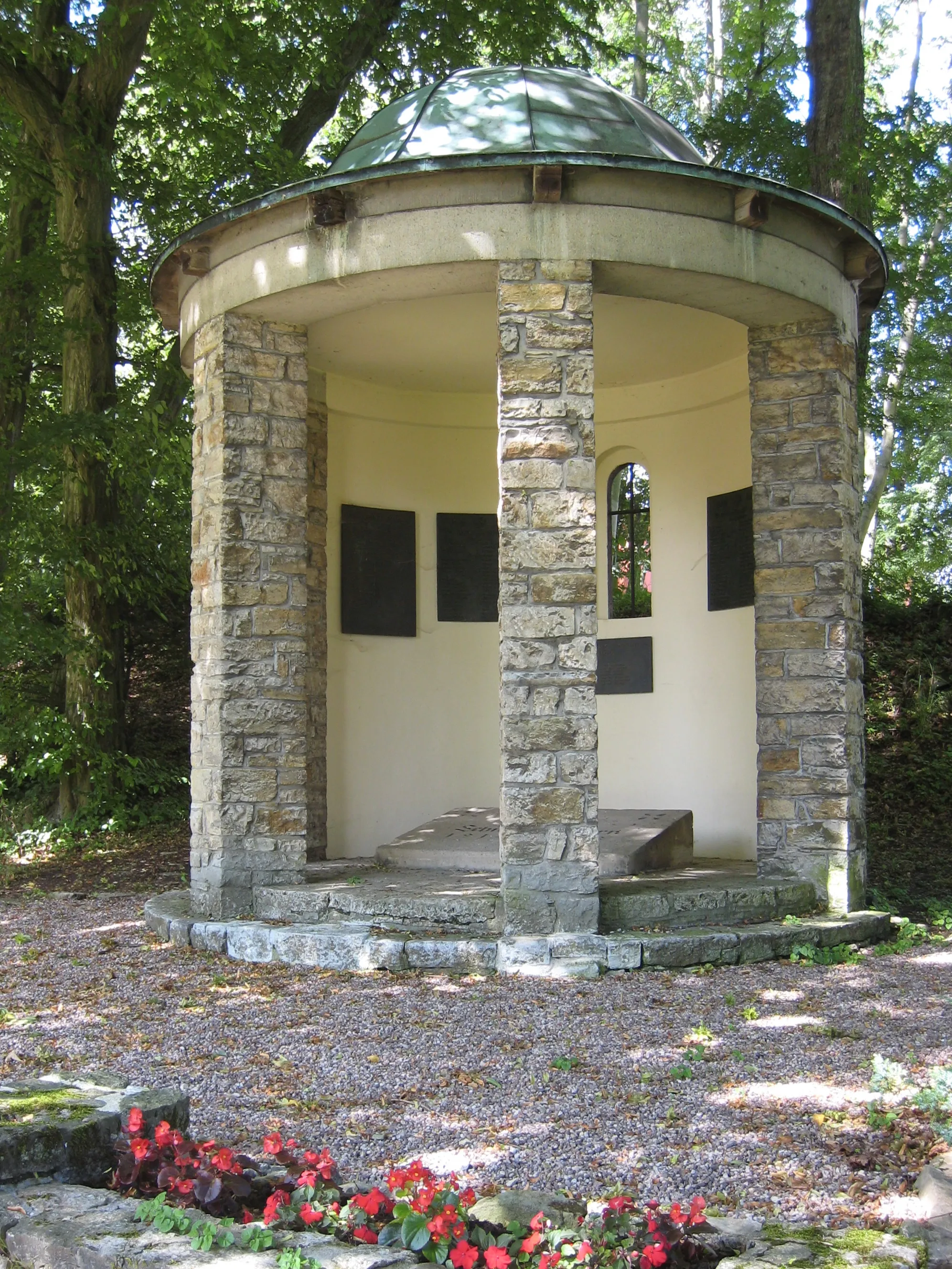 Photo showing: Salzmannschule Schnepfenthal, Denkmal für die im 1. Weltkrieg gefallenen Schulangehörigen.