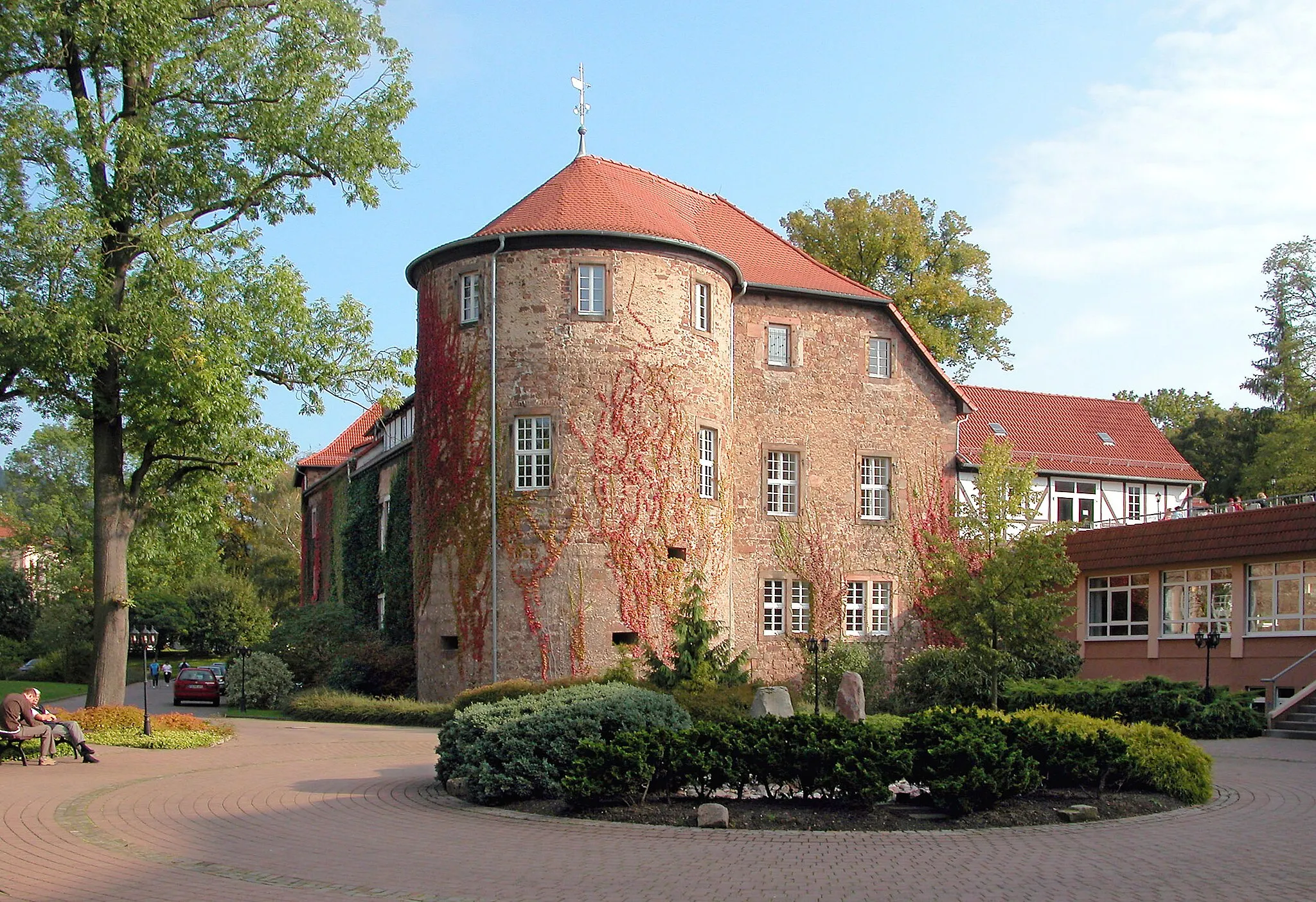 Photo showing: 01.10.2004   36457   Stadtlengsfeld: Burgstraße 19 (GMP: 50.782161,10.128173): Um 1125 durch das Kloster Hersfeld veranlaßte Gründung der Burg Lengsfeld. Späterer Umbau zum Schloß. In der DDR Sanatorium. Heute private Burg-Klinik. Sicht von Nordwesten.
[DSCN5505.JPG]20041001600DR.JPG(c)Blobelt