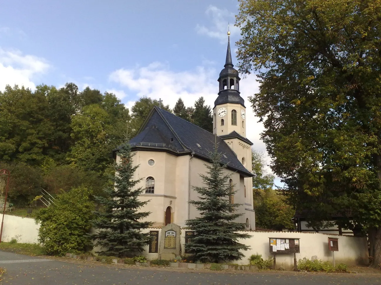 Photo showing: Dorfkirche zu Langendembach im neoromanischen Stil, davor das Gefallenendenkmal des Ortes.