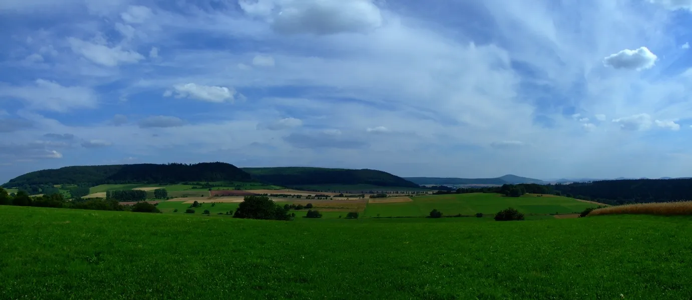 Photo showing: Panorama zum Dreienberg bei Friedewald 06. August 2009