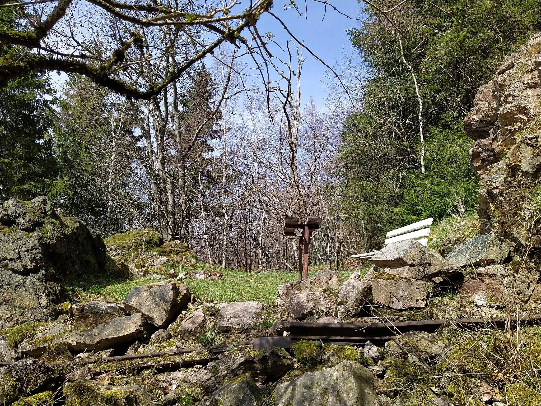 Photo showing: Unterer Questenstein mit den Resten der Wandererhütte