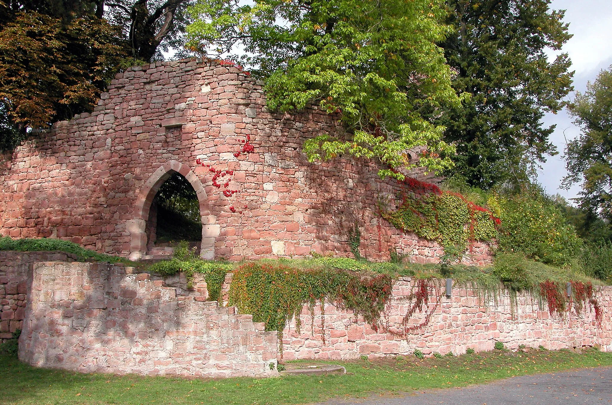 Photo showing: 29.09.2004   98634  Wasungen: Ruine der Burg Maienluft (GMP: 50.666666,10.371577). Rest der Bruchstein-Ringmauer. Die Burg entstand vermutl. im 12./13. Jahrhundert und war 
zeitweise Sitz des Wasunger Rittergeschlechts. Gotischer Berfried, als Aussichtsturm zugänglich. Reste der Ringmauer, Ruine des Torhauses. In der Unterburg neuere Wirtschaftsgebäude, in der DDR als Ferienheim genutzt.                                                                                                                                                                    [DSCN5309.JPG]20040929370DR.JPG(c)Blobelt