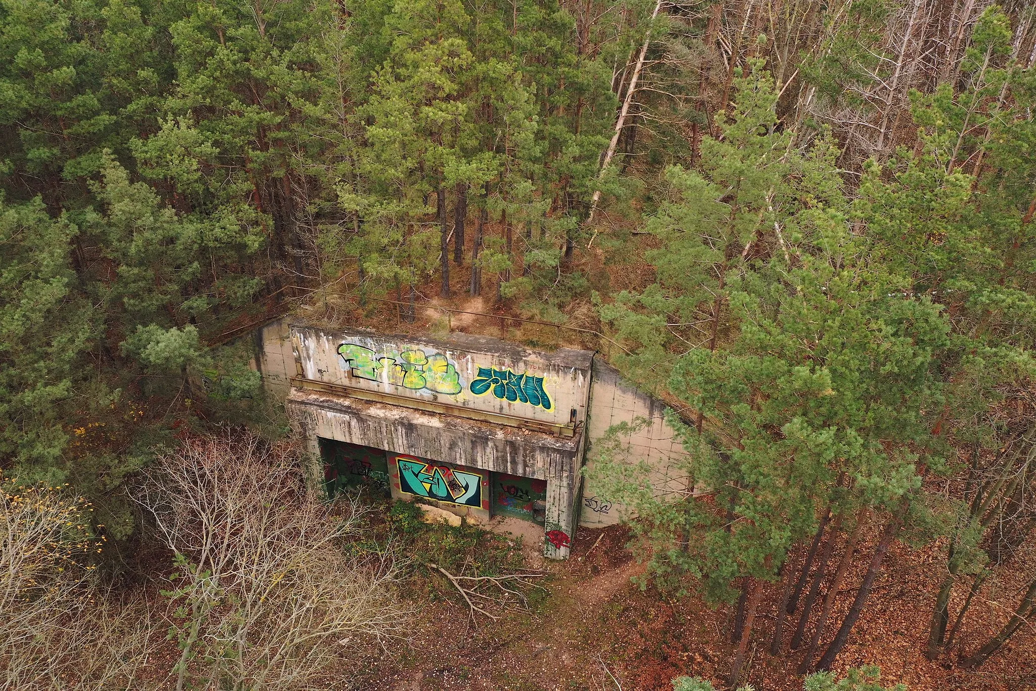 Photo showing: Bunker of the former ground-to-air rocket base of the National People's Army of the GDR
Located on Seeberg hill, Thuringia, near the city of Gotha