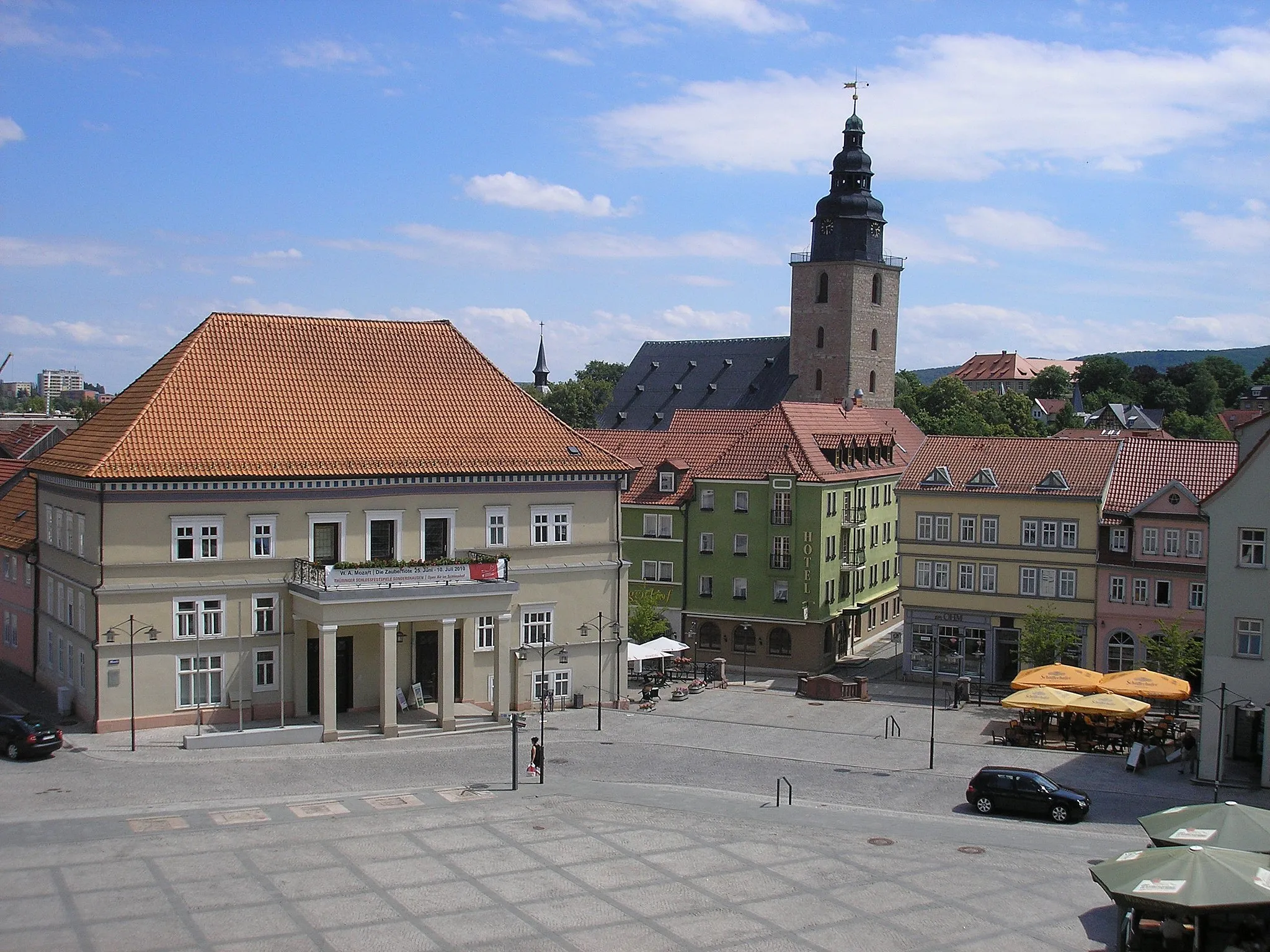 Photo showing: Blick über den Markt mit Rathaus und Stadtkirche in Sondershausen (Thüringen).