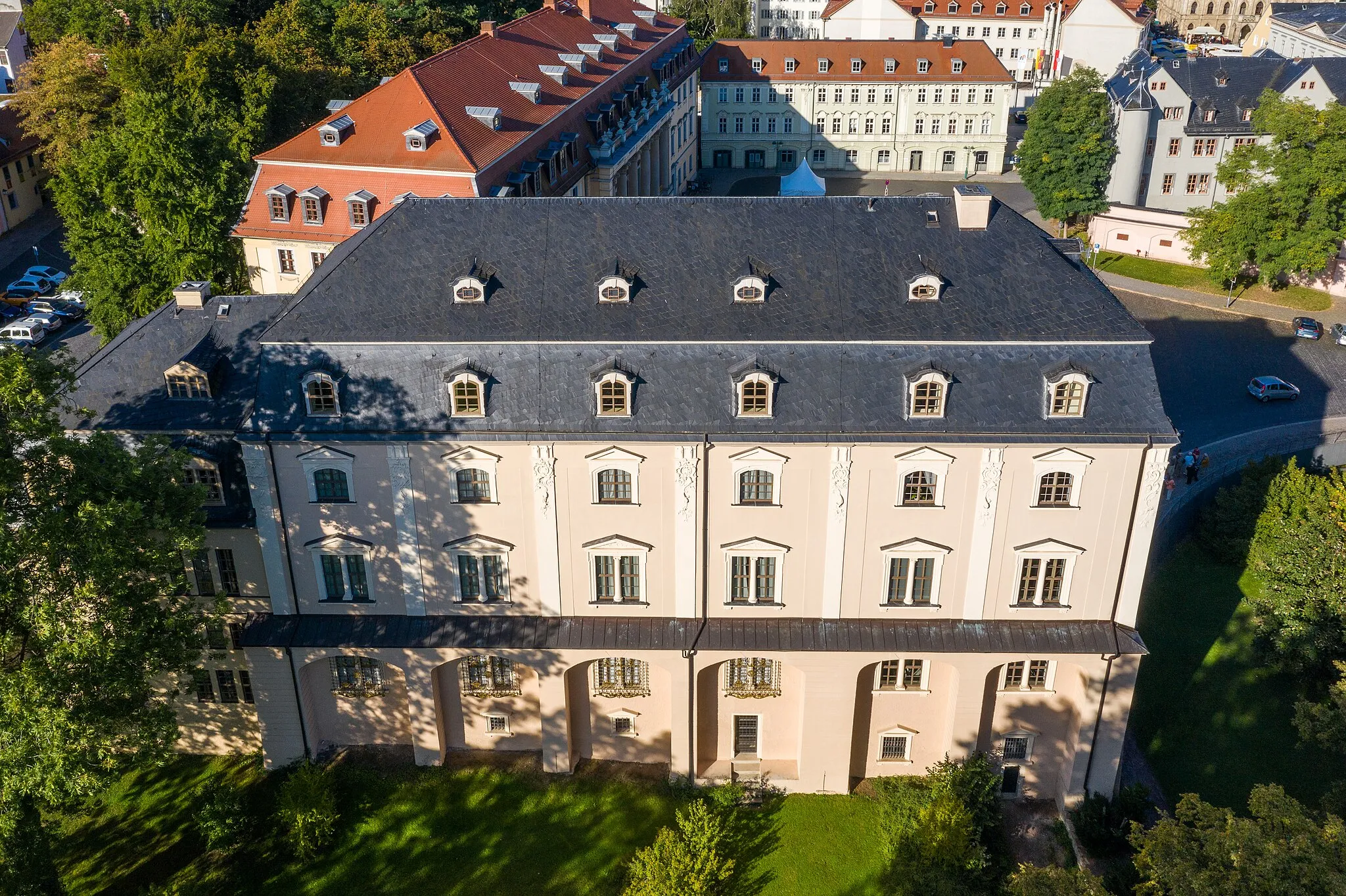 Photo showing: Grünes Schloss in Weimar, Hauptgebäude der Herzogin-Anna-Amalia-Bibliothek. Ansicht von der Parkseite