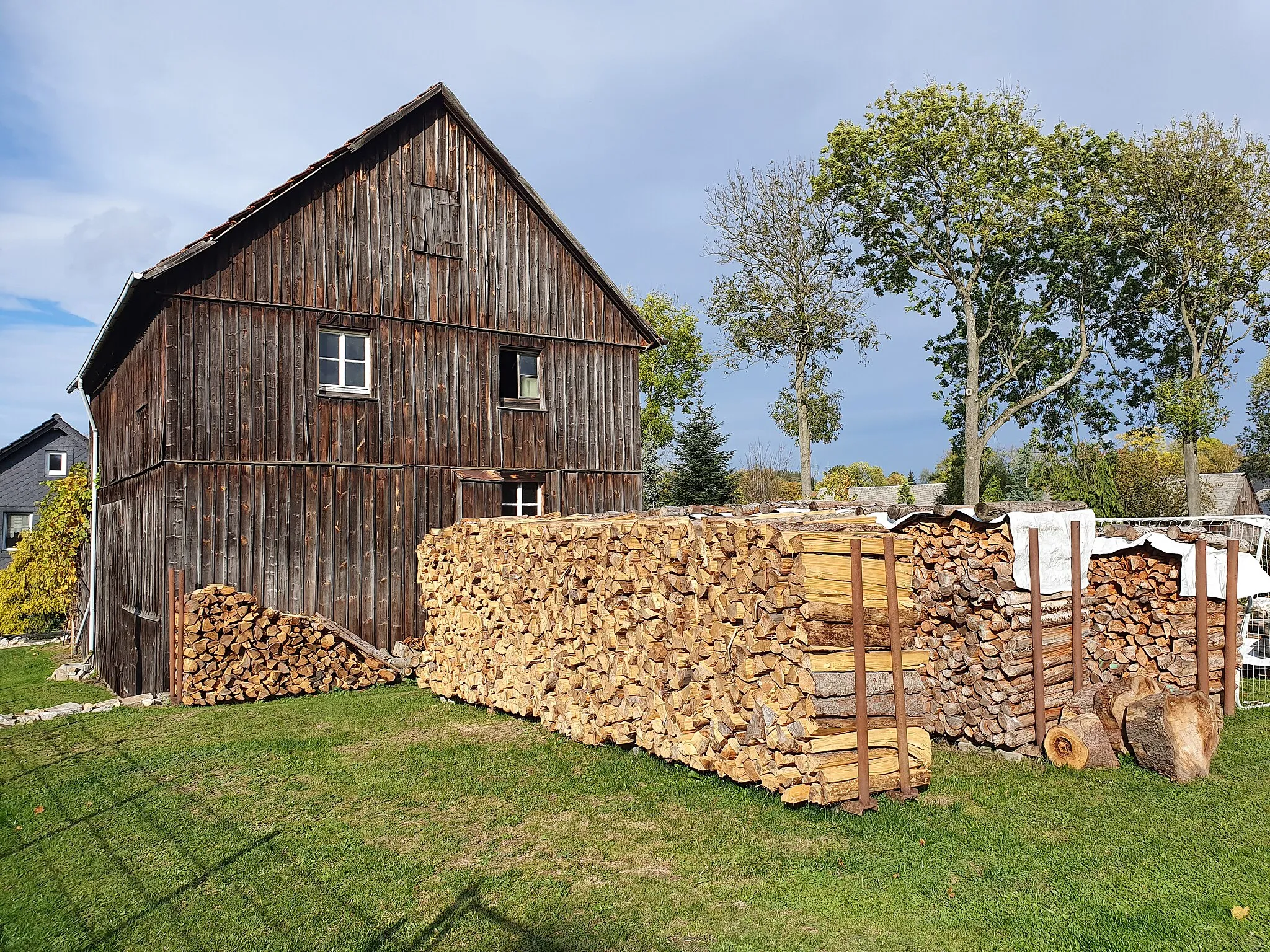 Photo showing: Scheune mit viel gelagertem Holz davor in Altengesees‎ in Thüringen