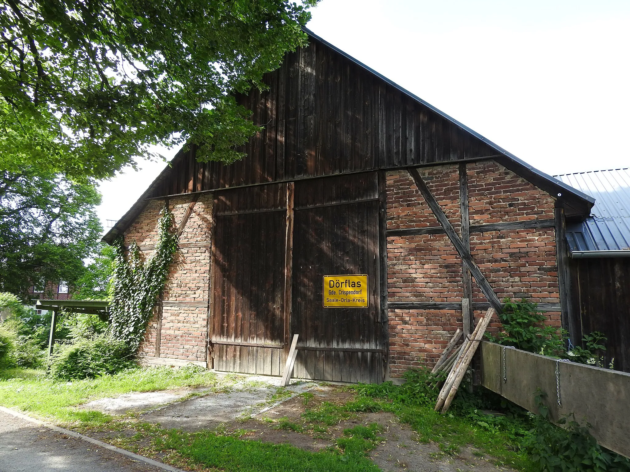 Photo showing: Scheue mit altem Ortsschild in Dörflas, Crispendorf in Thüringen