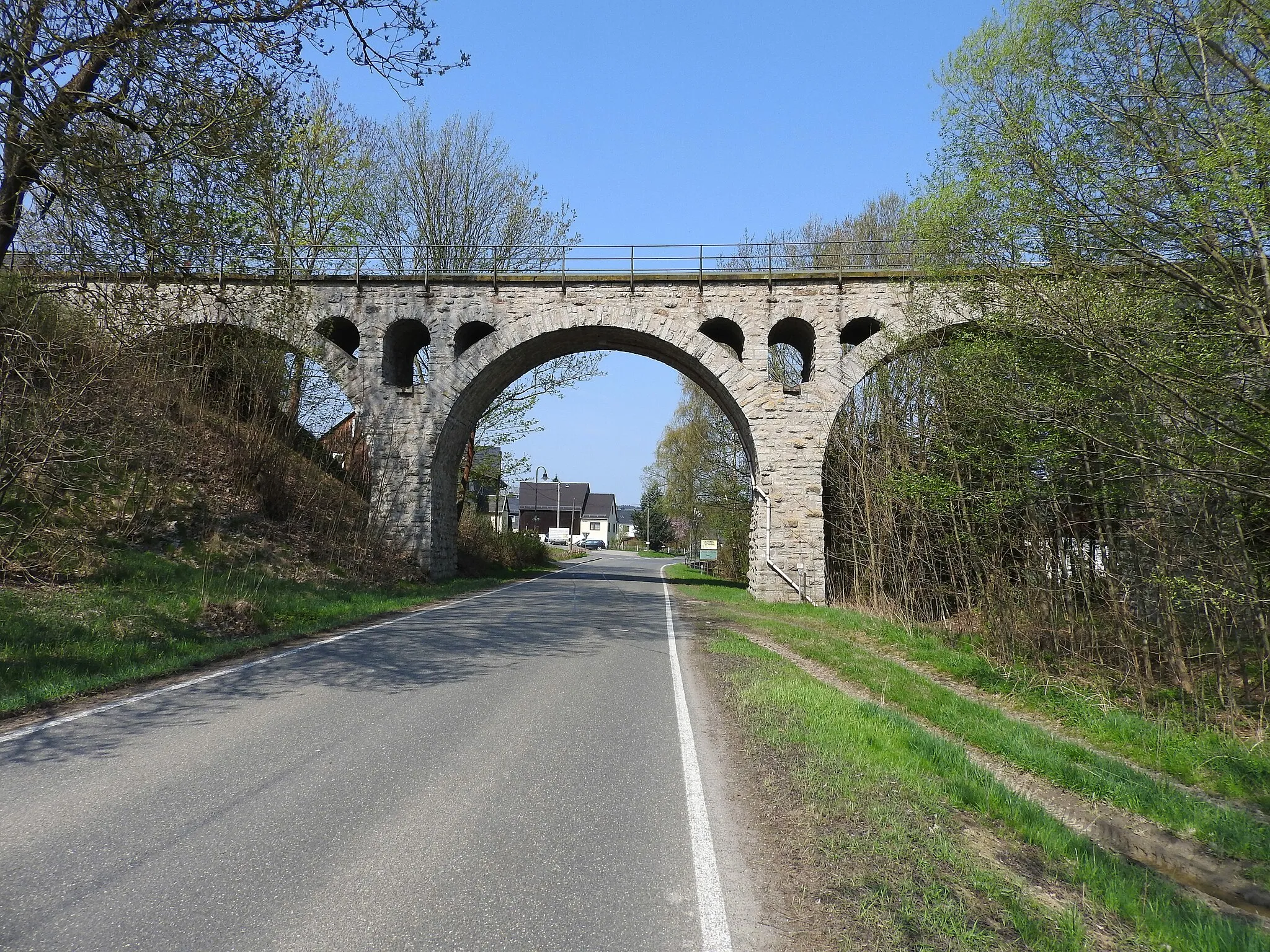 Photo showing: Eisenbahnviadukt in Unterlemnitz, Thüringen