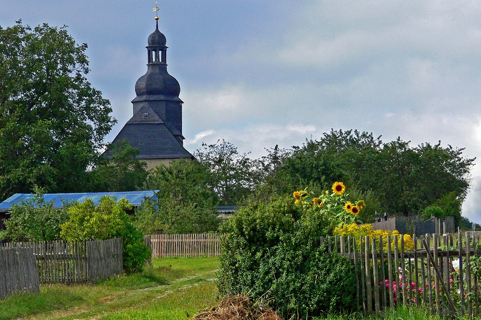 Photo showing: Weisbach - Bauerngarten & Kirche