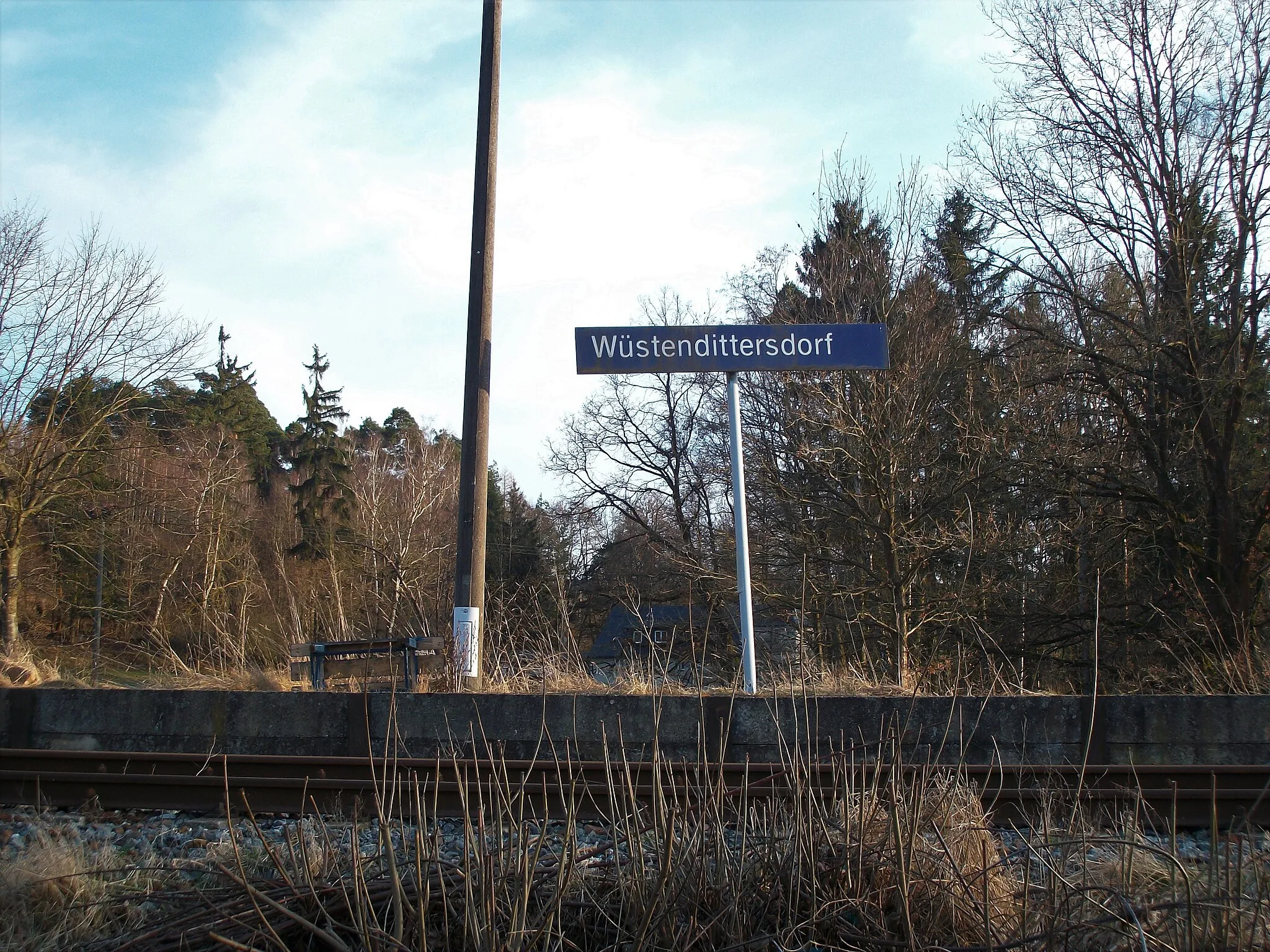Photo showing: Haltepunkt Wüstendittersdorf, Stationsschild (2022)