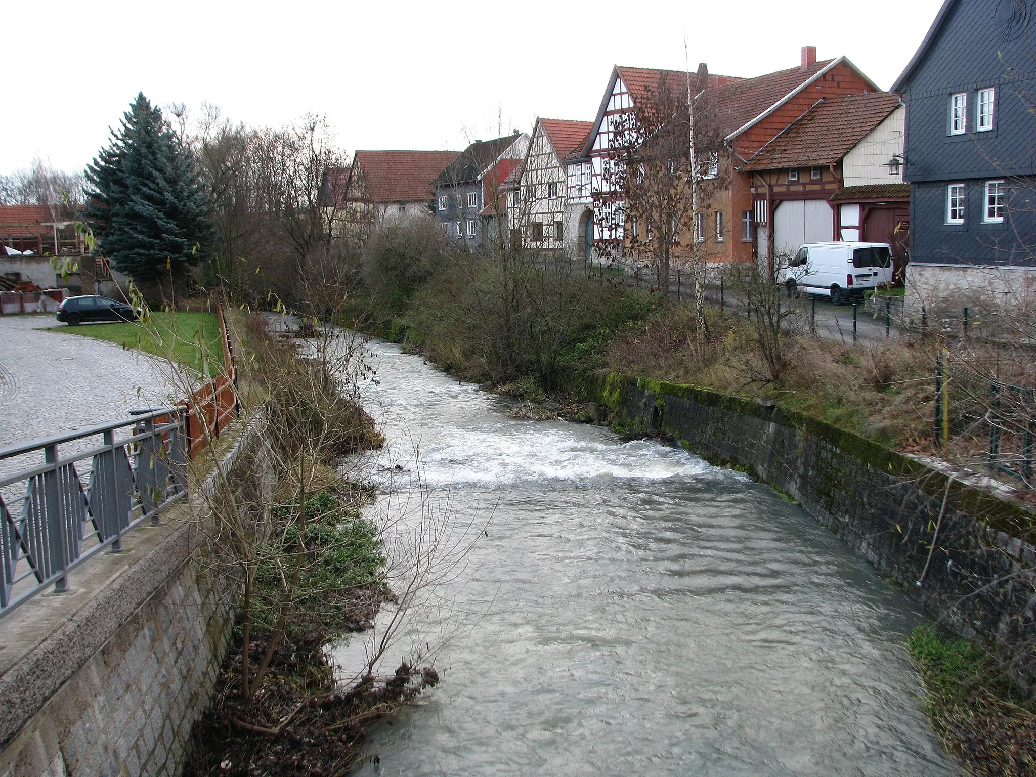 Photo showing: Die Unstrut durch Horsmar, von der Straßenbrücke aus gesehen (Blick nach Osten).