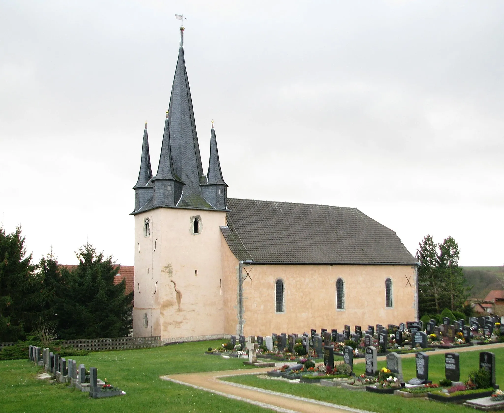 Photo showing: Sankt Pankratius in Horsmar mit Friedhof von Nordosten gesehen.