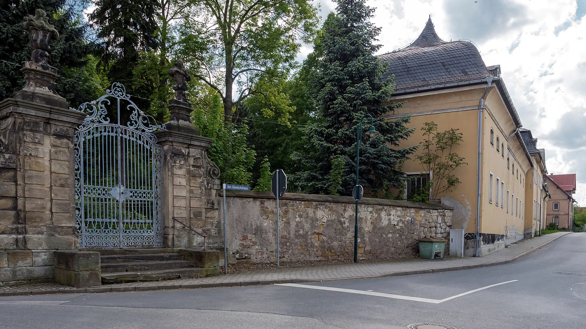 Photo showing: Orangerie mit Einfriedung in Rudolstadt Cumbach Am Plan 2,soll demnächst renoviert werden