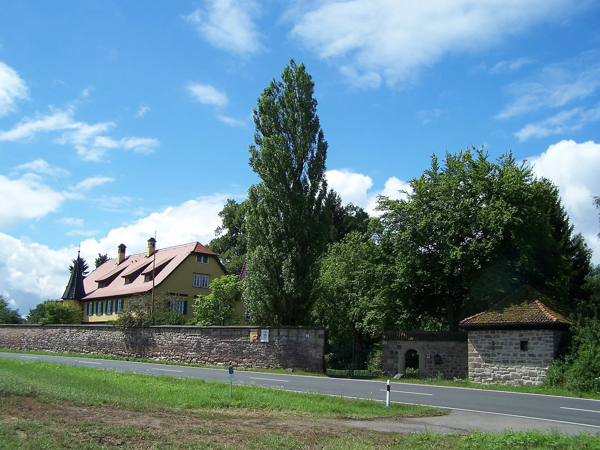 Photo showing: Die Ostseite der einstigen (Zoll-)Burg Todenwarth.