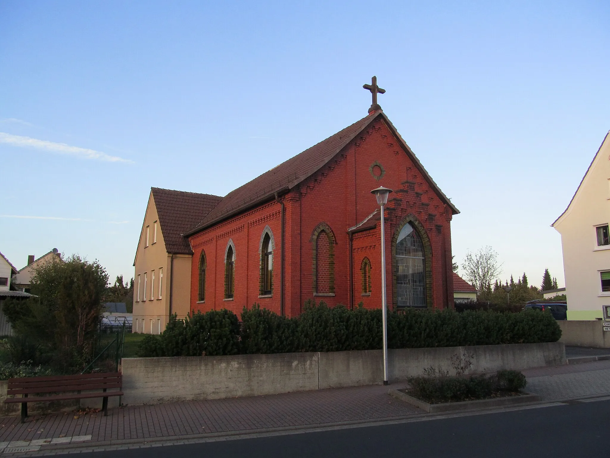 Photo showing: Kirche am Auweg 13 in Wildeck-Obersuhl