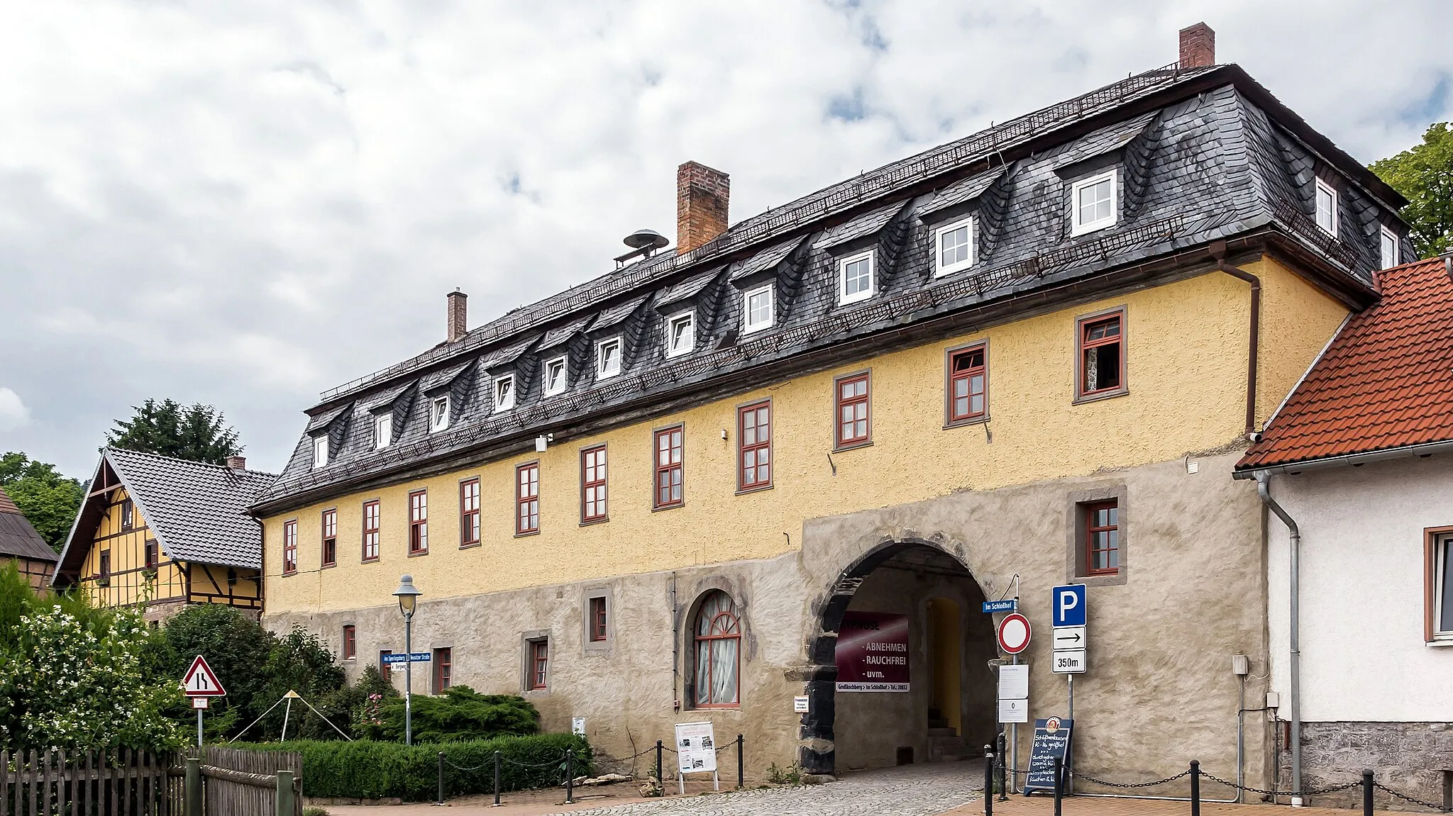 Photo showing: Kulturdenkmal in Uhlstädt-Kirchhasel Gemeinde,Großkochberg ehemals Ortsstraße 73a Torhaus des Schlosses Kochberg
