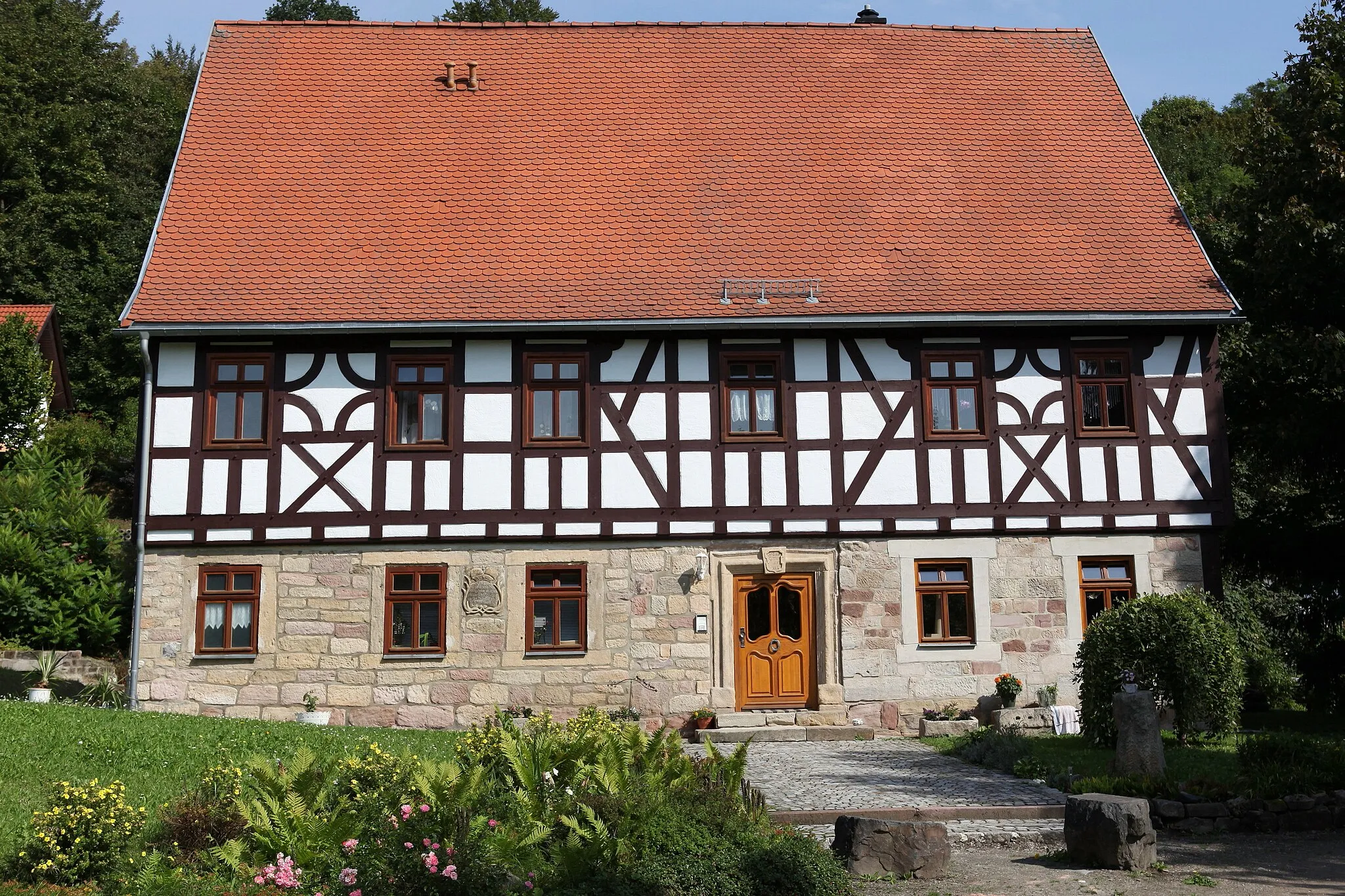 Photo showing: Wohnhaus, Massiv- und Fachwerkbau mit Satteldach, bez. 1664 und 1753, Sonneberg, Obere Wehd 25