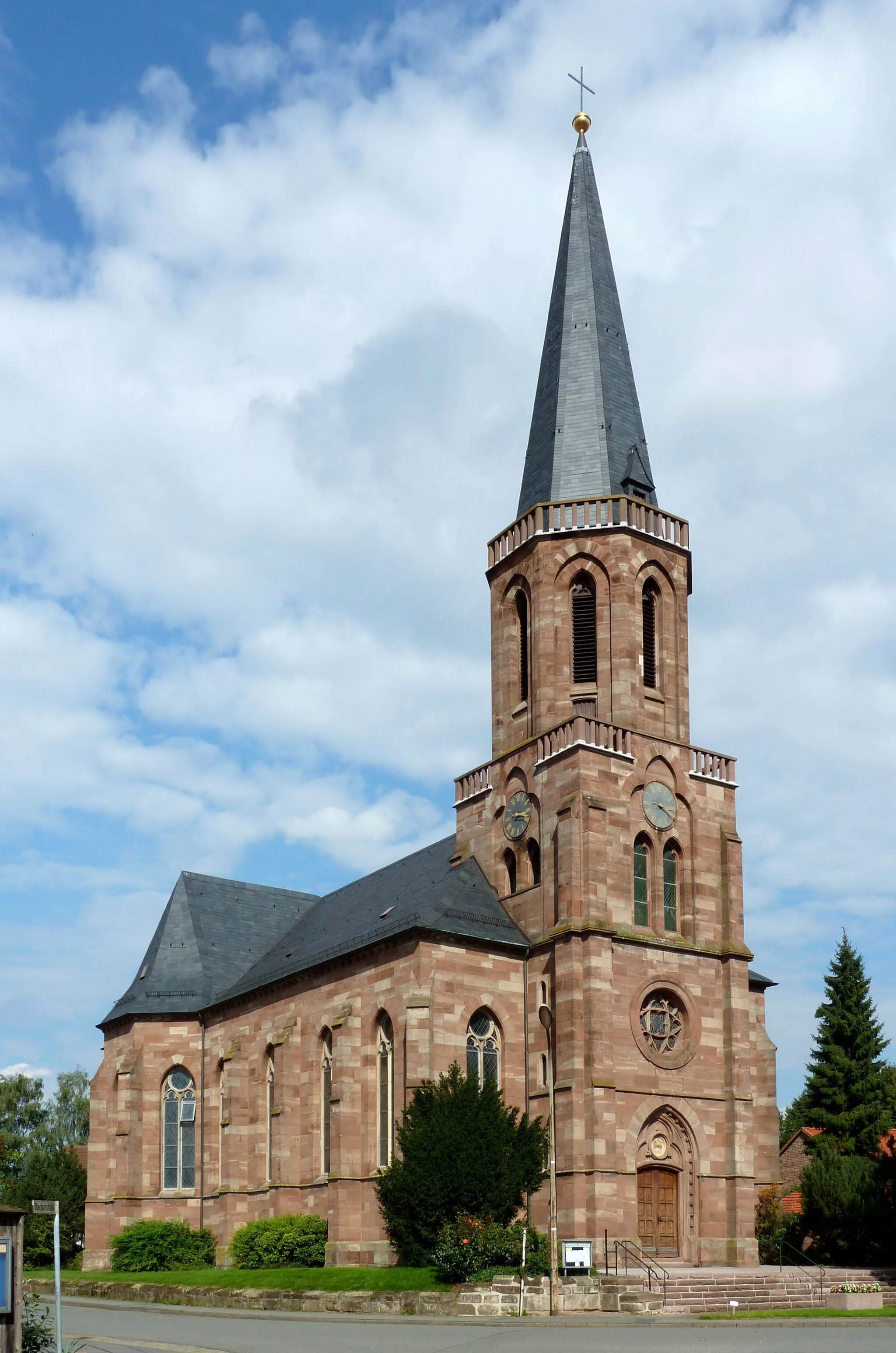 Photo showing: Neugotische, römisch-katholische Kirche St. Peter und Paul in Bernshausen, Gemeinde Seeburg im Untereichsfeld. Erbaut 1874–76 durch Diözesanbaumeister V. Statz