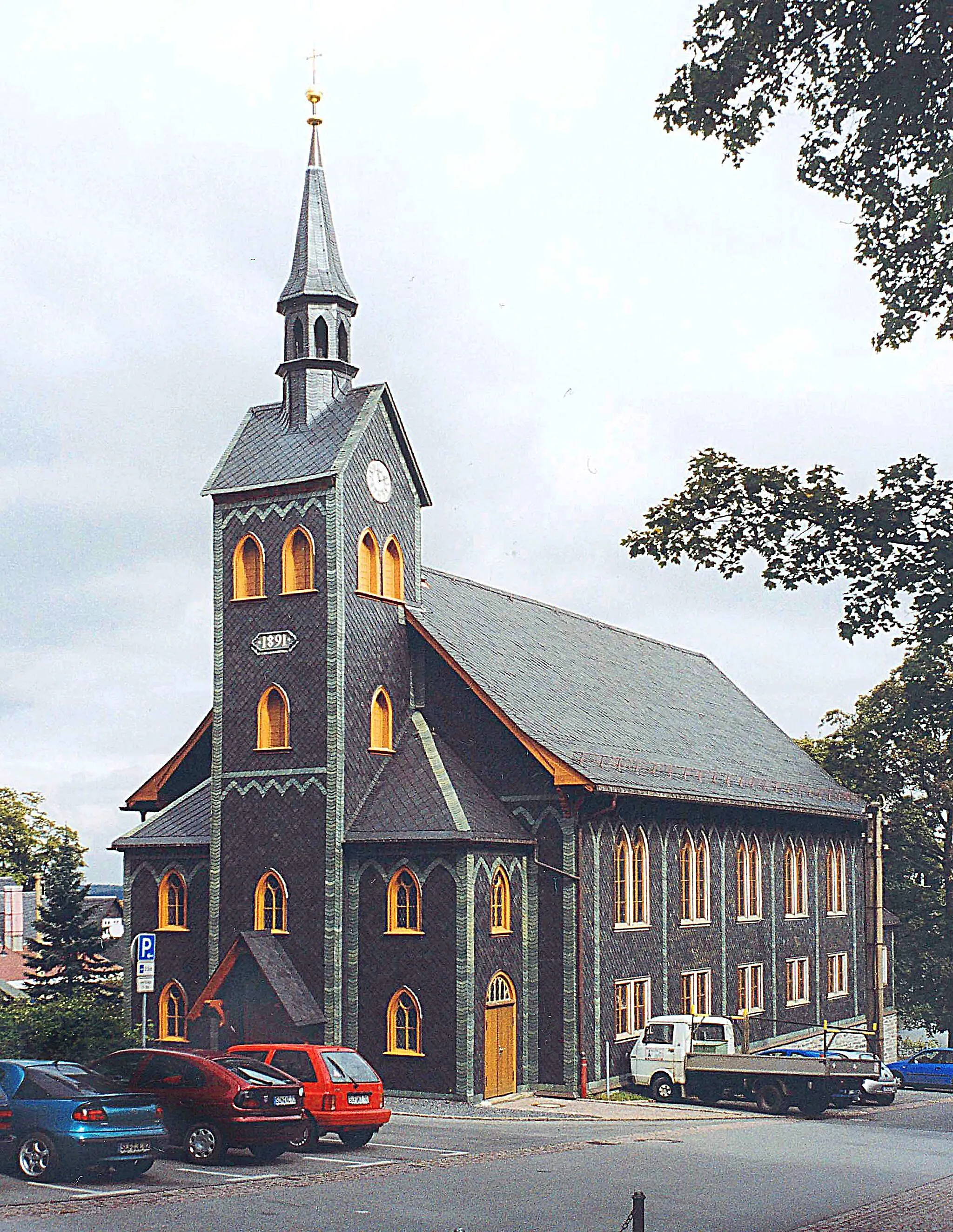 Photo showing: 17.09.2002  98724  Neuhaus am Rennweg: Evangelisch-lutherische Stadtkirche (GMP: 50.509680,11.140005). Die Planung der neugotischen Holzkirche oblag dem Rudolstädter Baurat und Architekten Rudolph Brecht. Das Gotteshaus entstand 1891/92 unterhalb der alten Kirche und wurde am 28. August 1892 eingeweiht. 1894 wurde die alte Kirche abgerissen.                                                                                      [F20020915A09.jpg]20020917100AR.JPG(c)Blobelt