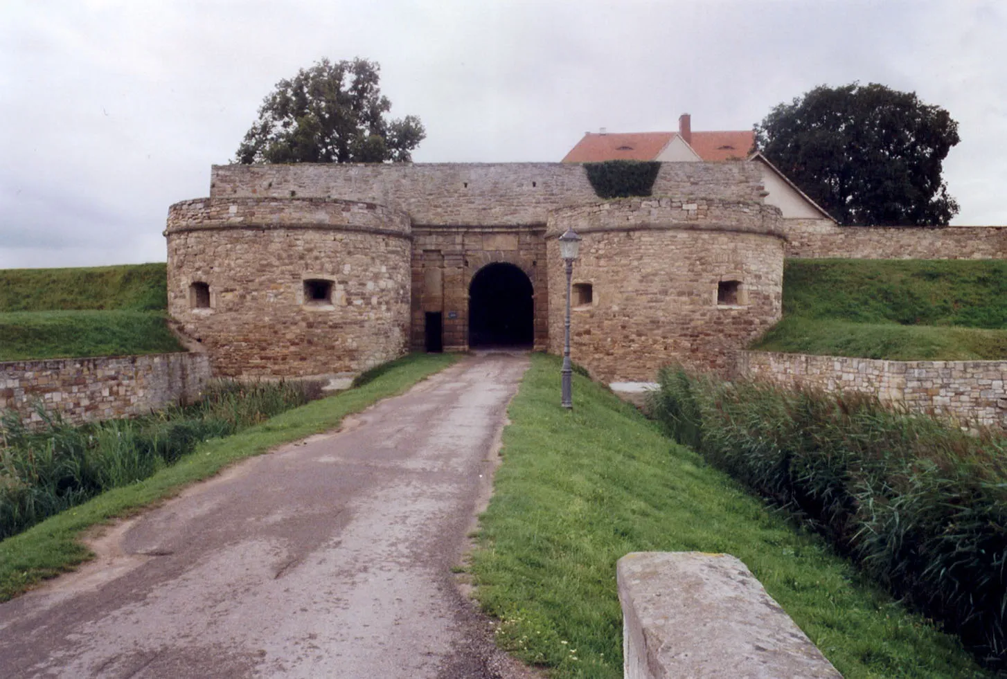 Photo showing: Burg Heldrungen, Toranlage,
selbst fotografiert,
MacElch (Rainer Kunze),

2005
