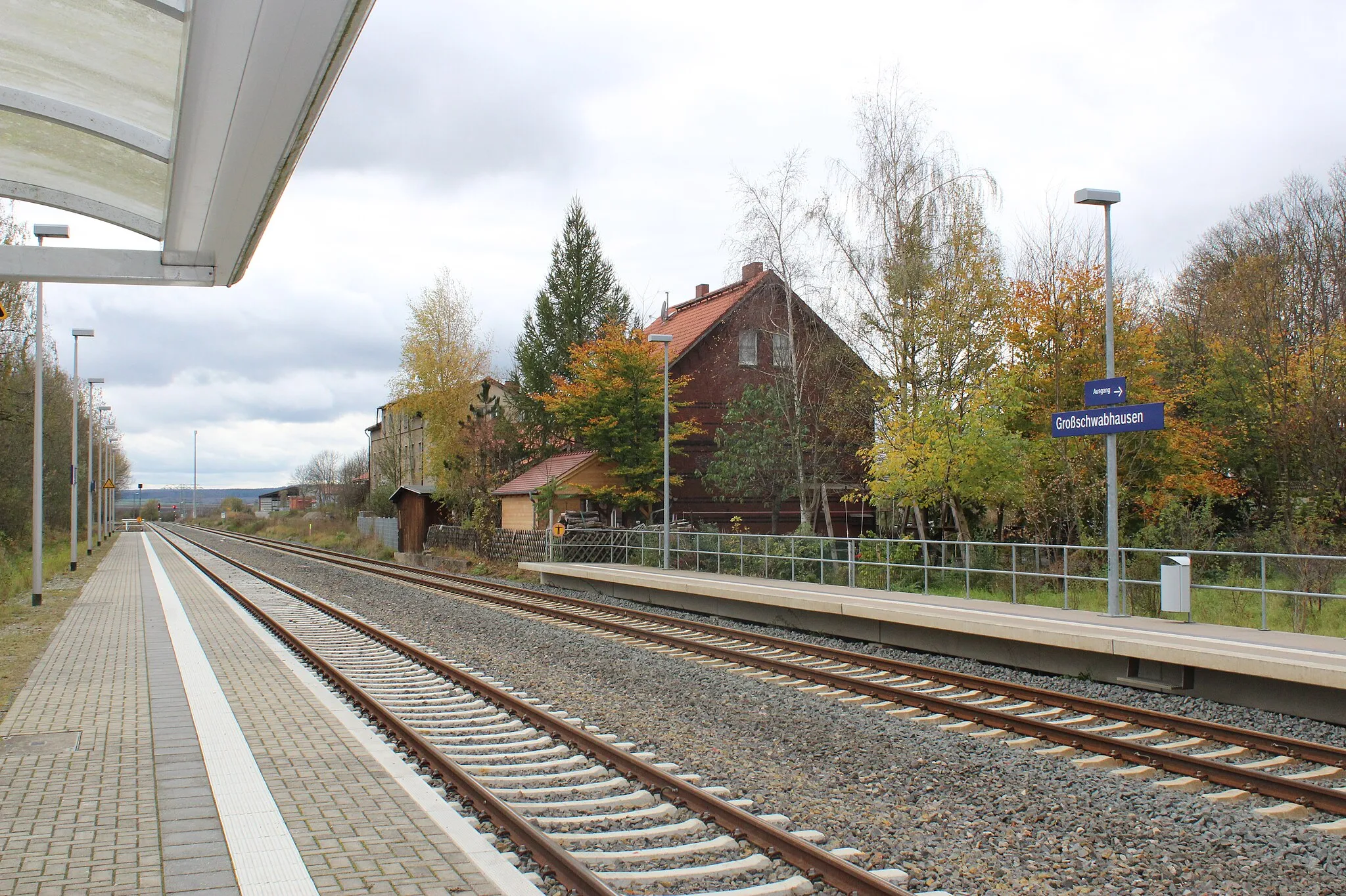 Photo showing: train station Großschwabhausen, platforms