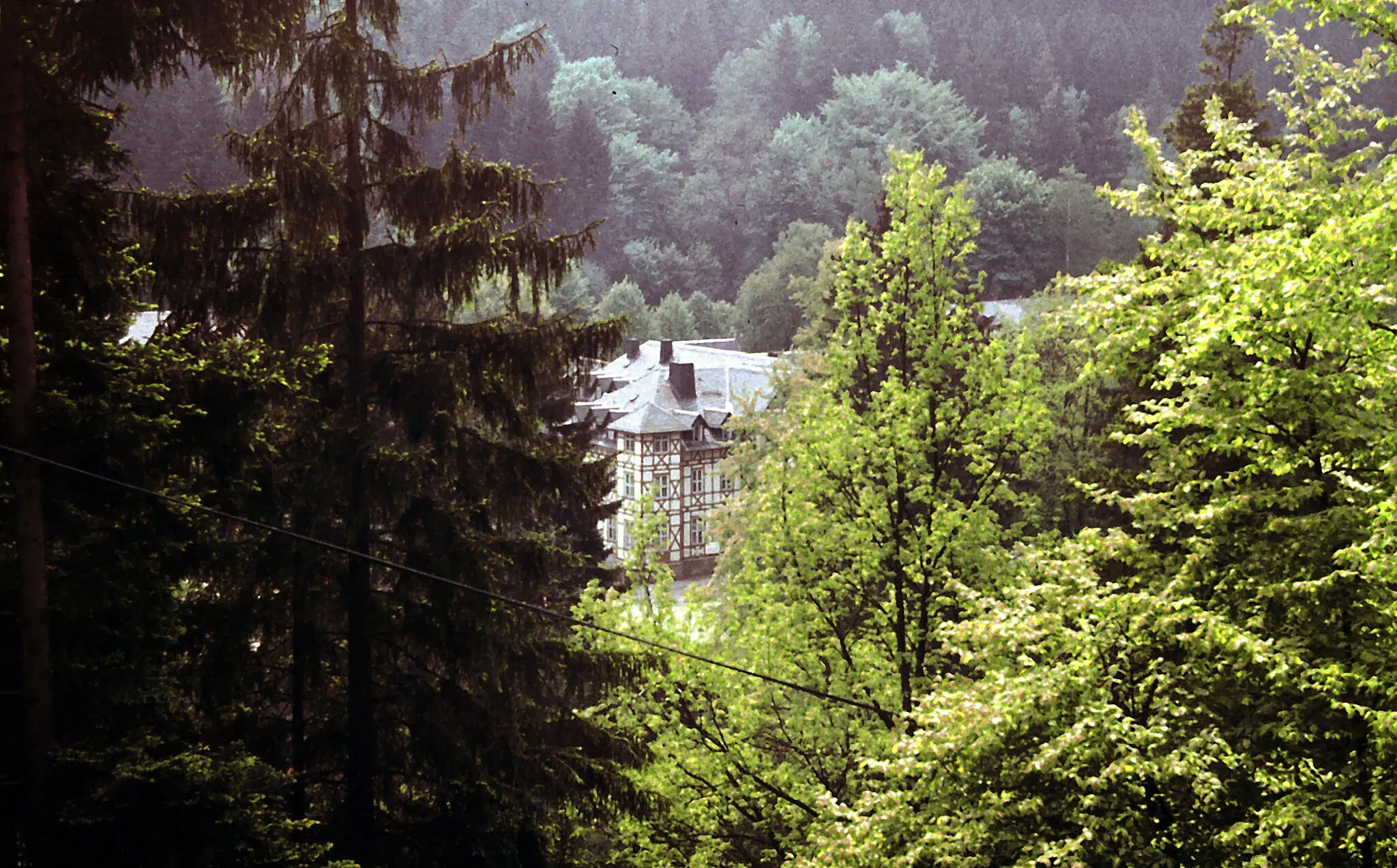 Photo showing: 23.05.1975   DDR 6551 [07924]  Walsburg (Eßbach): Im Saaletal liegt das FDGB-Erholungsheim "Marx-Engels". Der Fachwerkbau ist das Haupthaus (GMP: 50.577805,11.677153). Sicht von Norden.                                                                                                                        [U19750522K03D02.TIF]19750523100UR.JPG(c)Blobelt