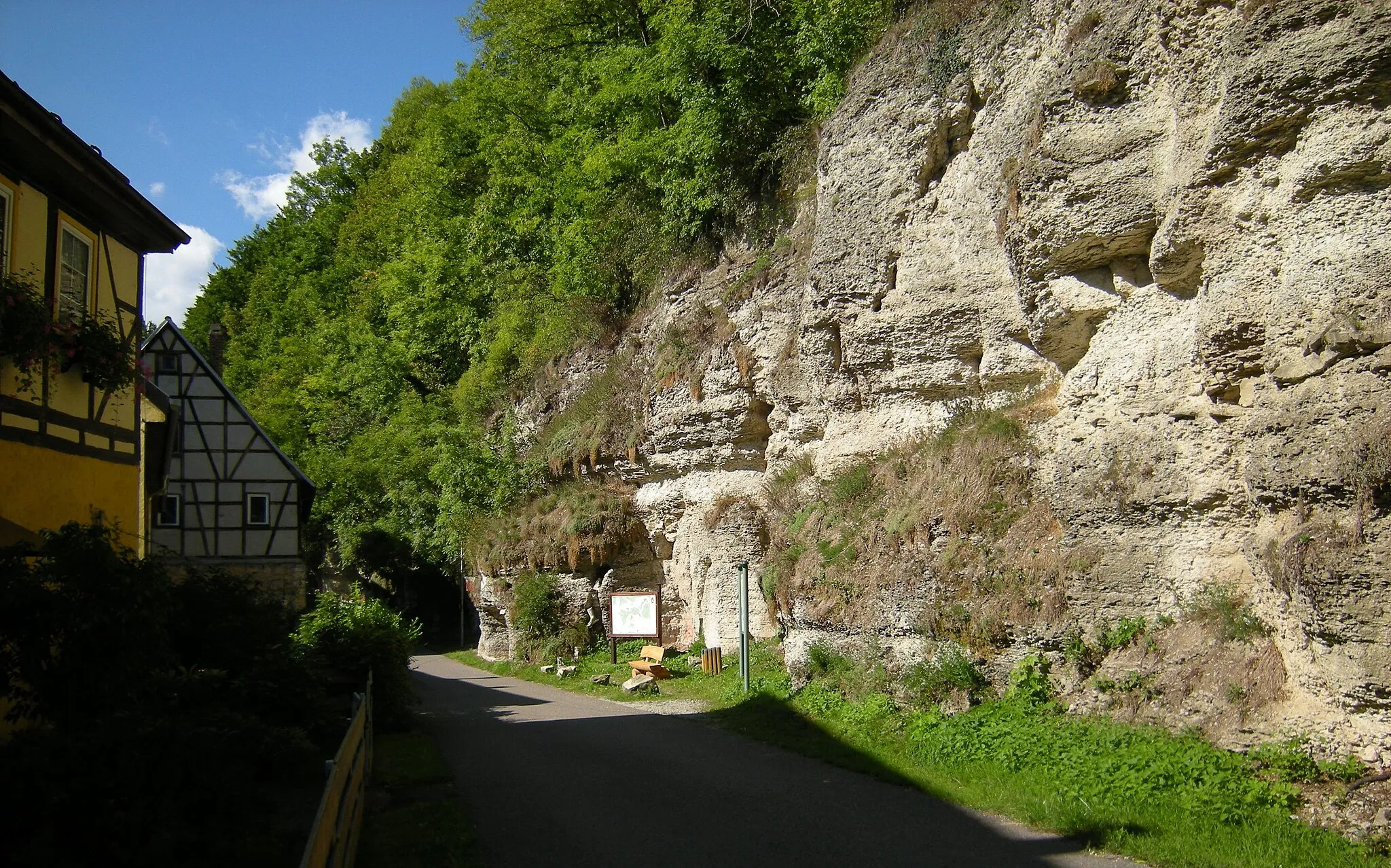 Photo showing: Tannroda - Keller in die Felsen gehauen.jpg