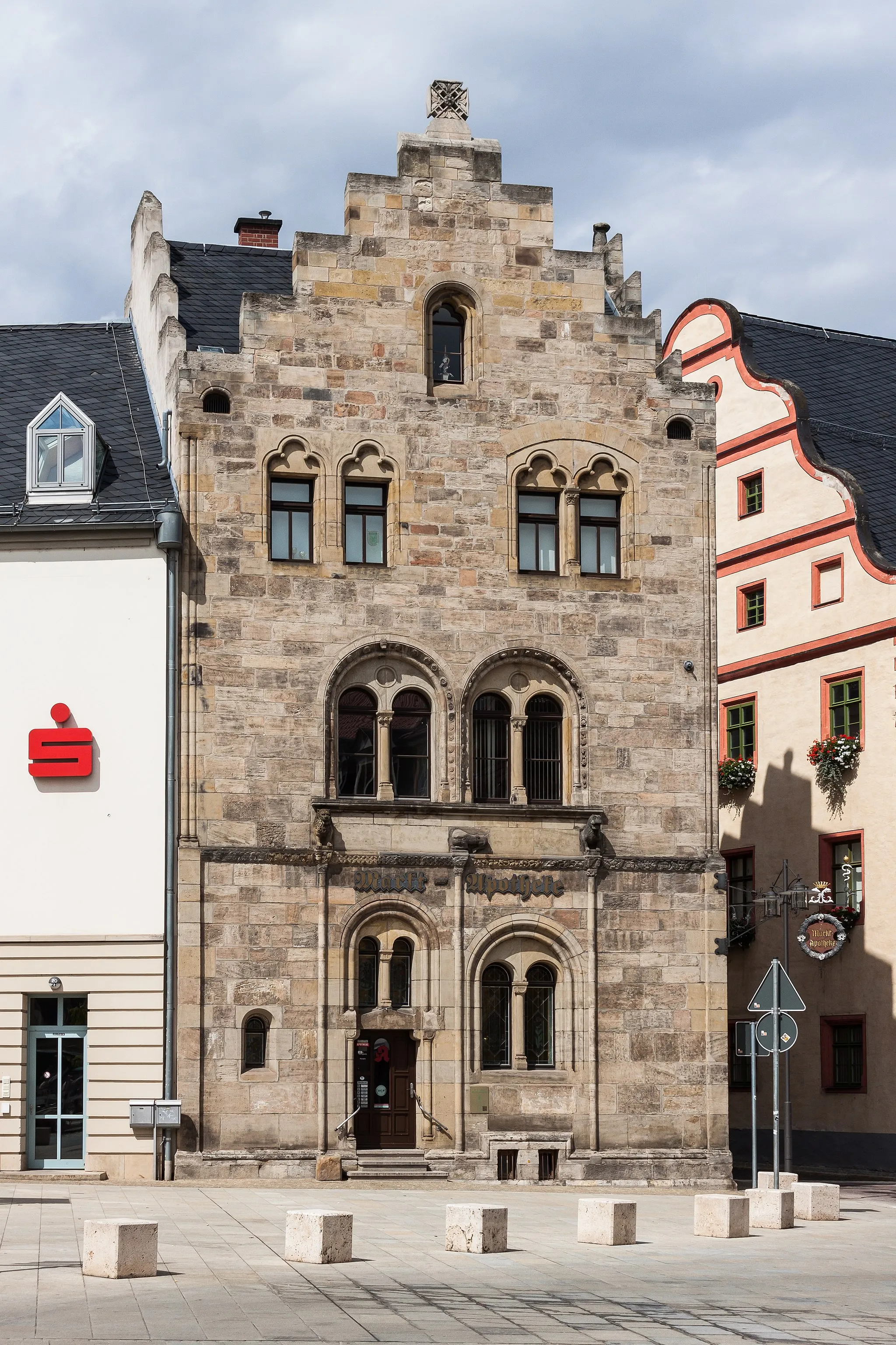 Photo showing: The Marktapotheke (marketplace pharmacy) was built in 1170 as a residential tower. It is the most important romanesque building in Saalfeld, Thuringia, Germany.